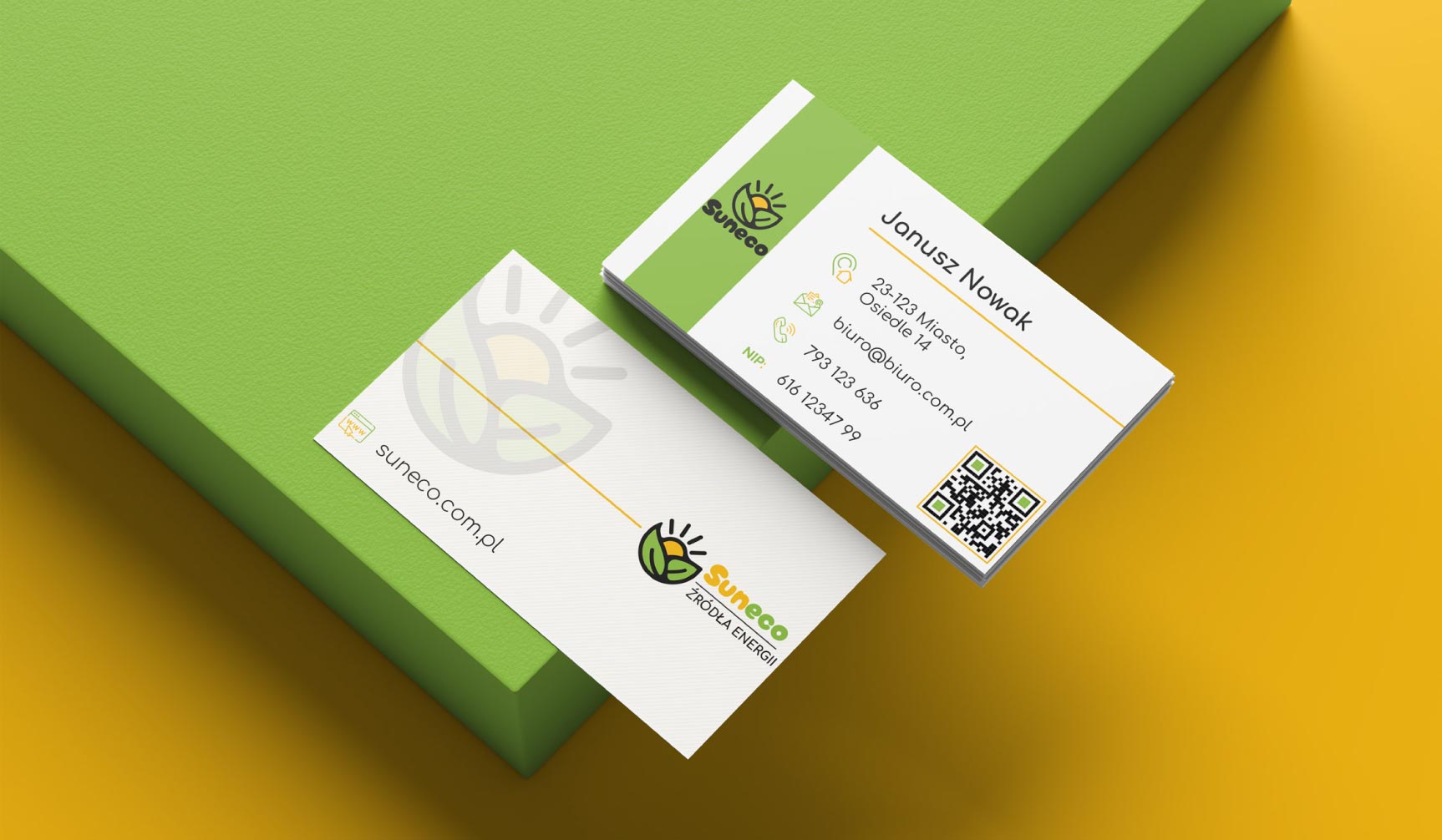 Zestaw wizytówek suneco ułożonych na zielonym tle