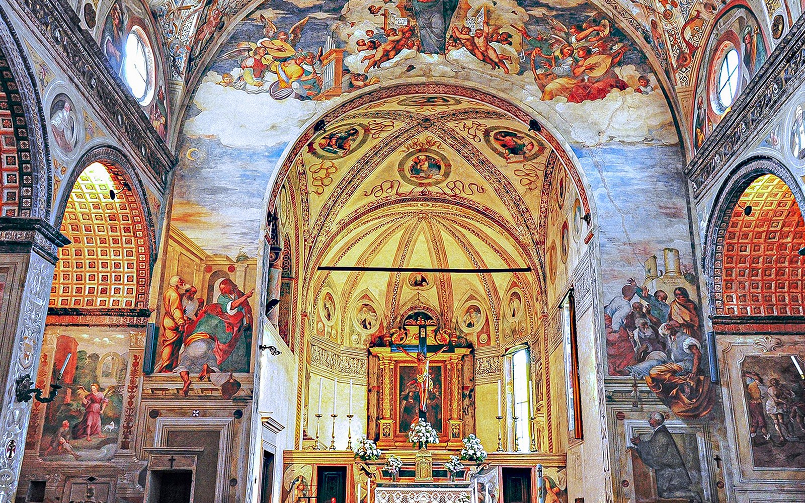 Innanrými Santa Maria delle Grazie í Mílanó, með freskum og skreyttum altari.