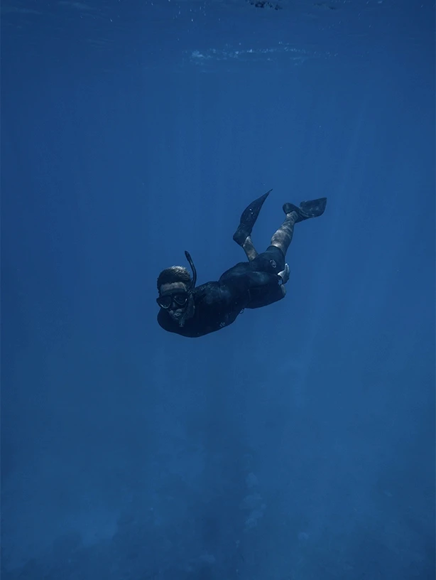 Homme en plongée sous marine avec équipement