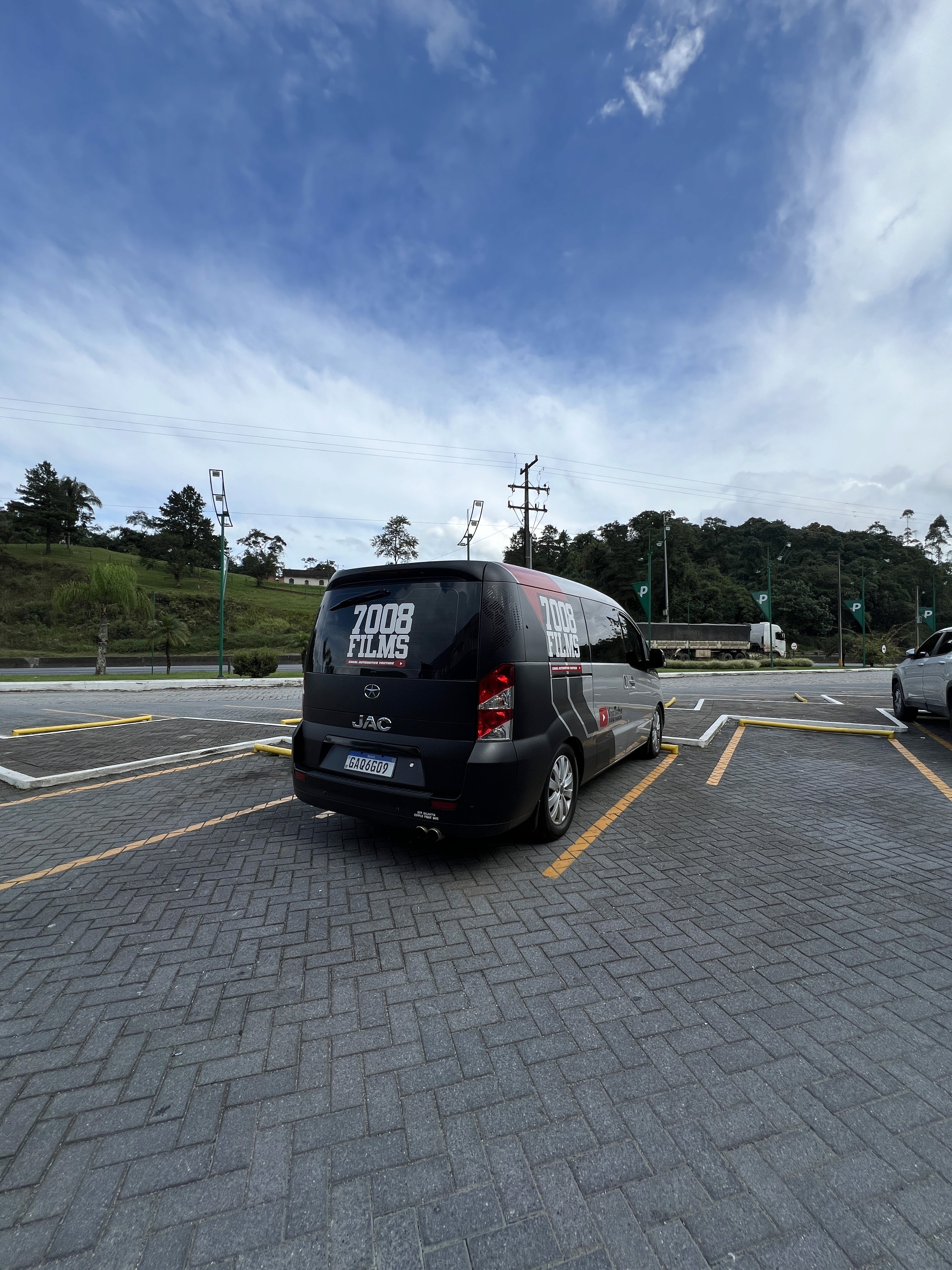 carro parado em estacionamento