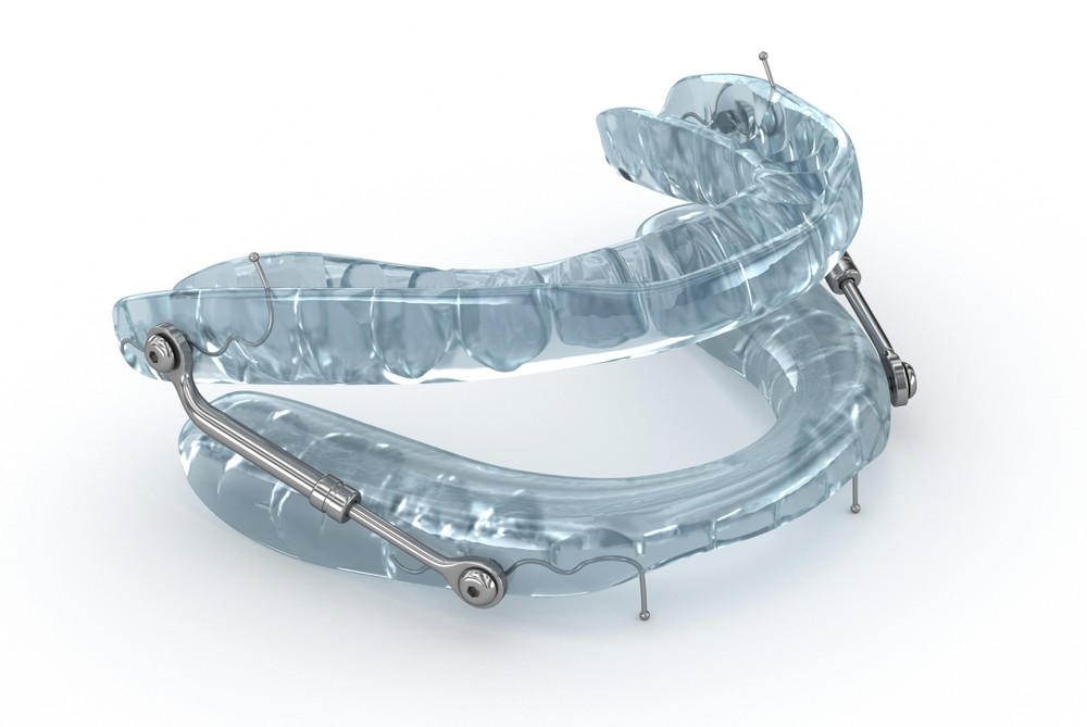 صورة مقربة لجهاز علاج انقطاع التنفس توضح تصميمه وبنيته ومكوناته بوضوح ليسهل على المريض فهمه. يصنع الجهاز من البلاستيك وبه مفاصل معدنية لتتحكم في موضع الفم.