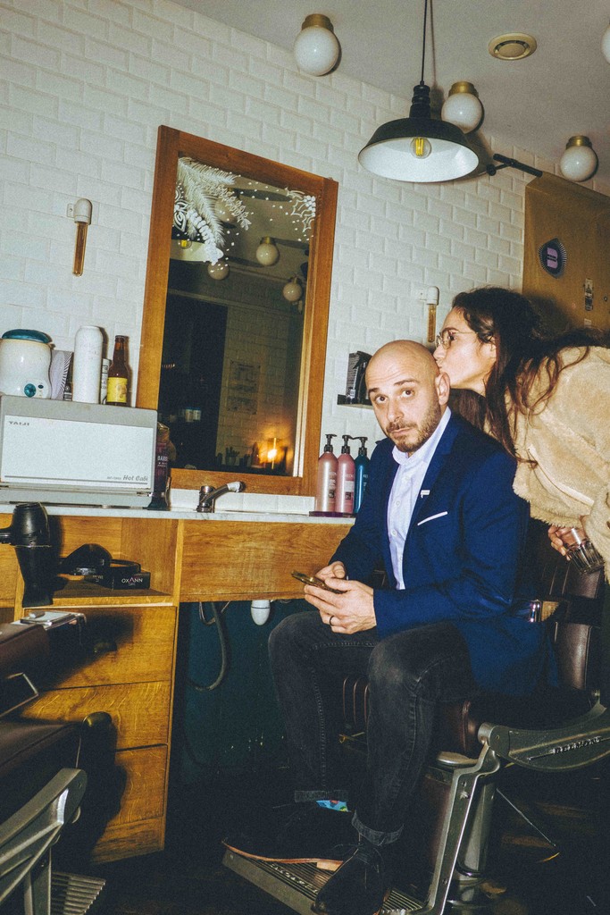 Coiffeur en veste bleue en consultation avec une cliente dans un salon ECLA Group