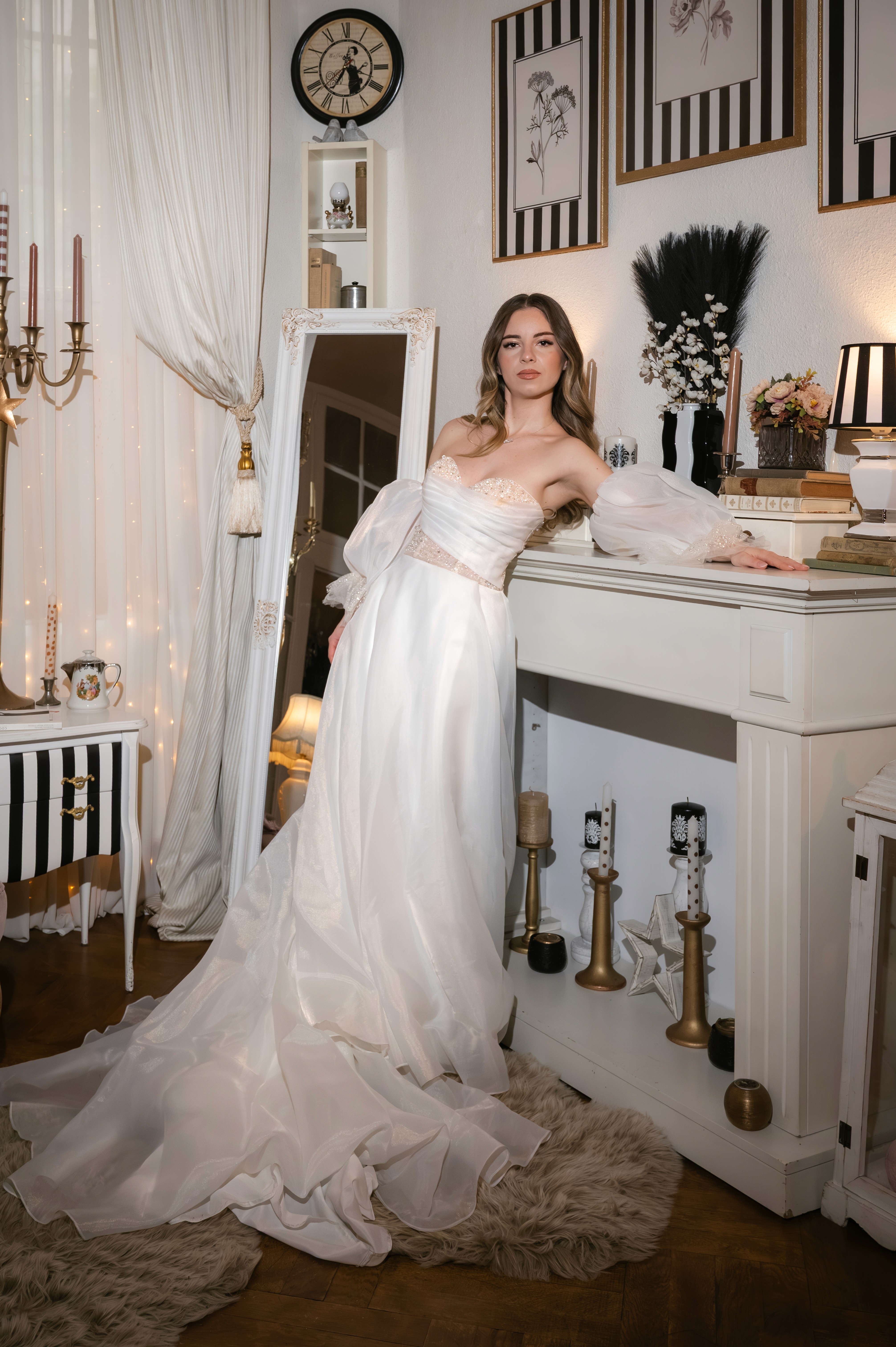 Mireasă cu părul în vânt, rochie albă translucidă, fotografie spontana nuntă Radu Iordan