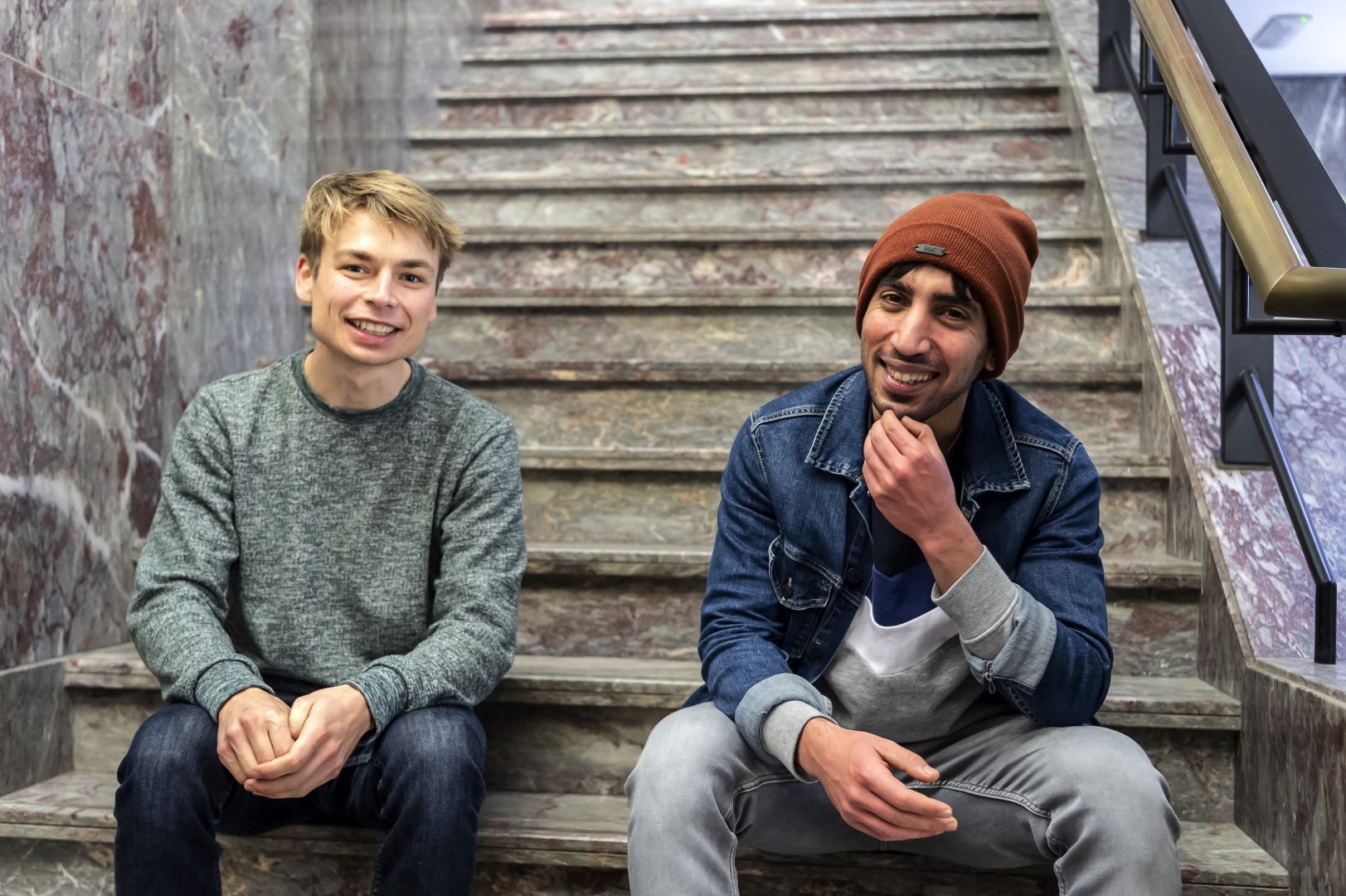 Portretfoto twee buddy's op de trap