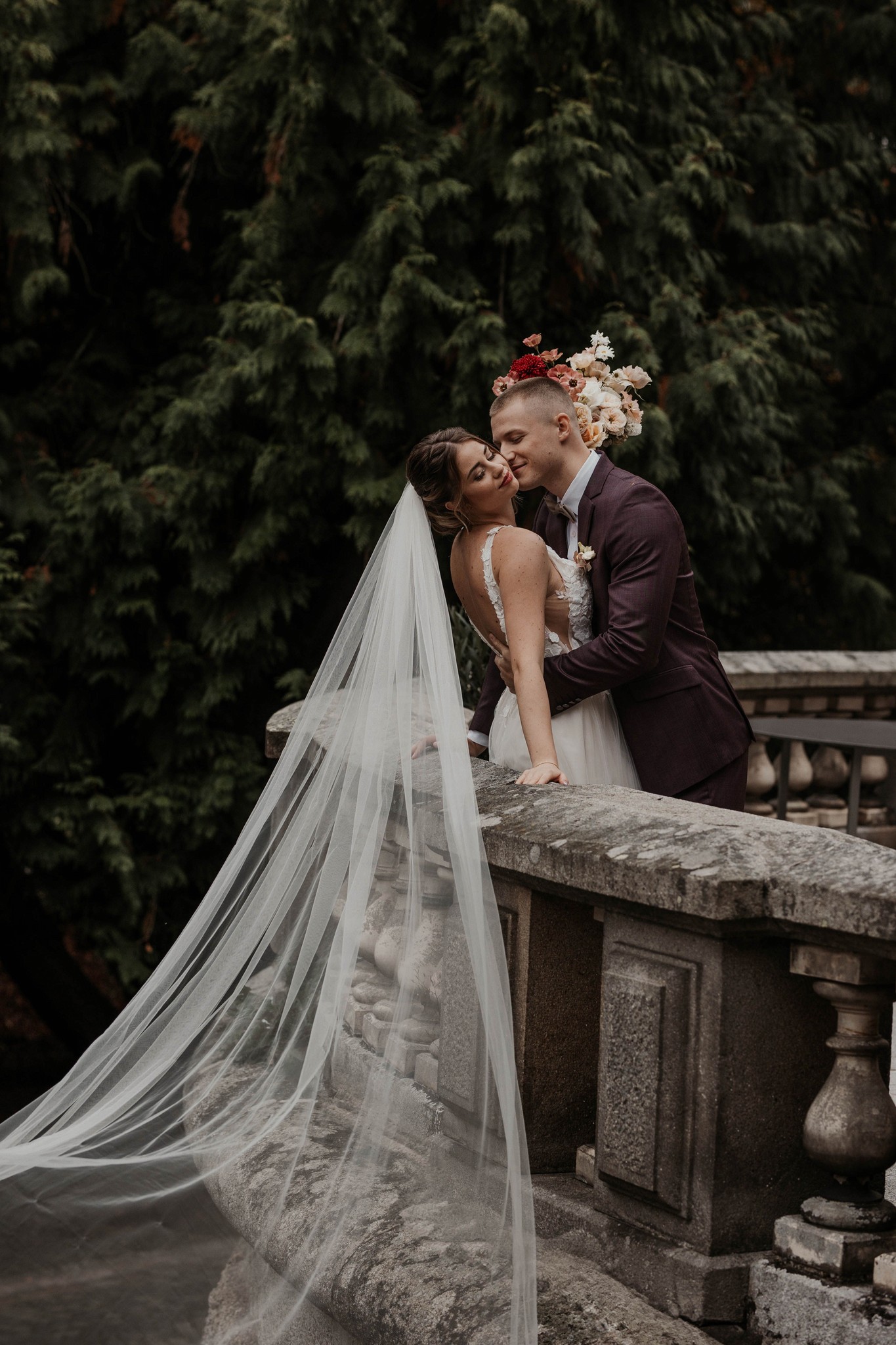 Hochzeitsfotos eines Brautpaares in der Natur – authentische Hochzeitsbegleitung in Franken, zu finden auf marrymind.