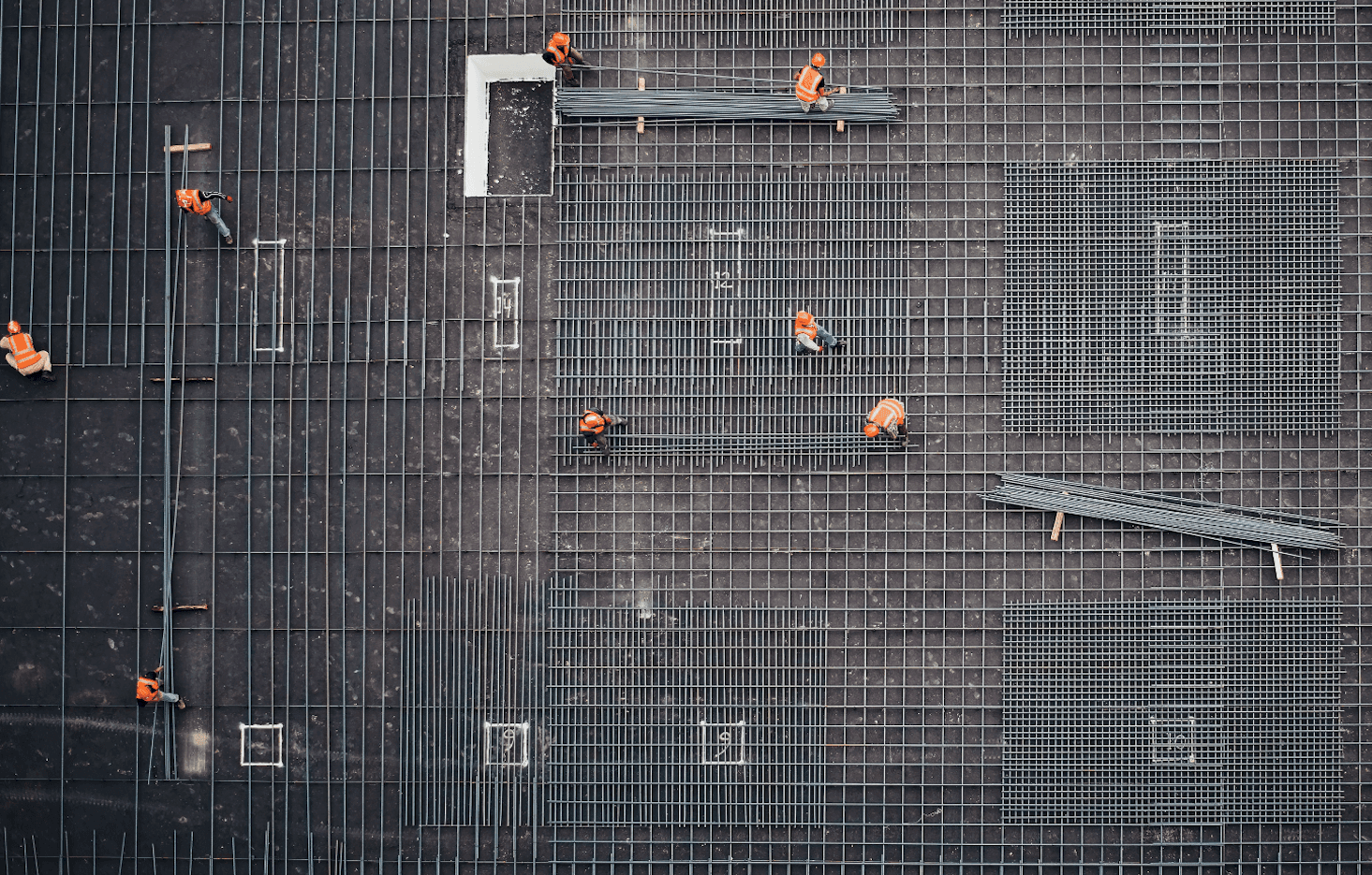 Obenansicht auf eine Baustelle mit Rohbau
