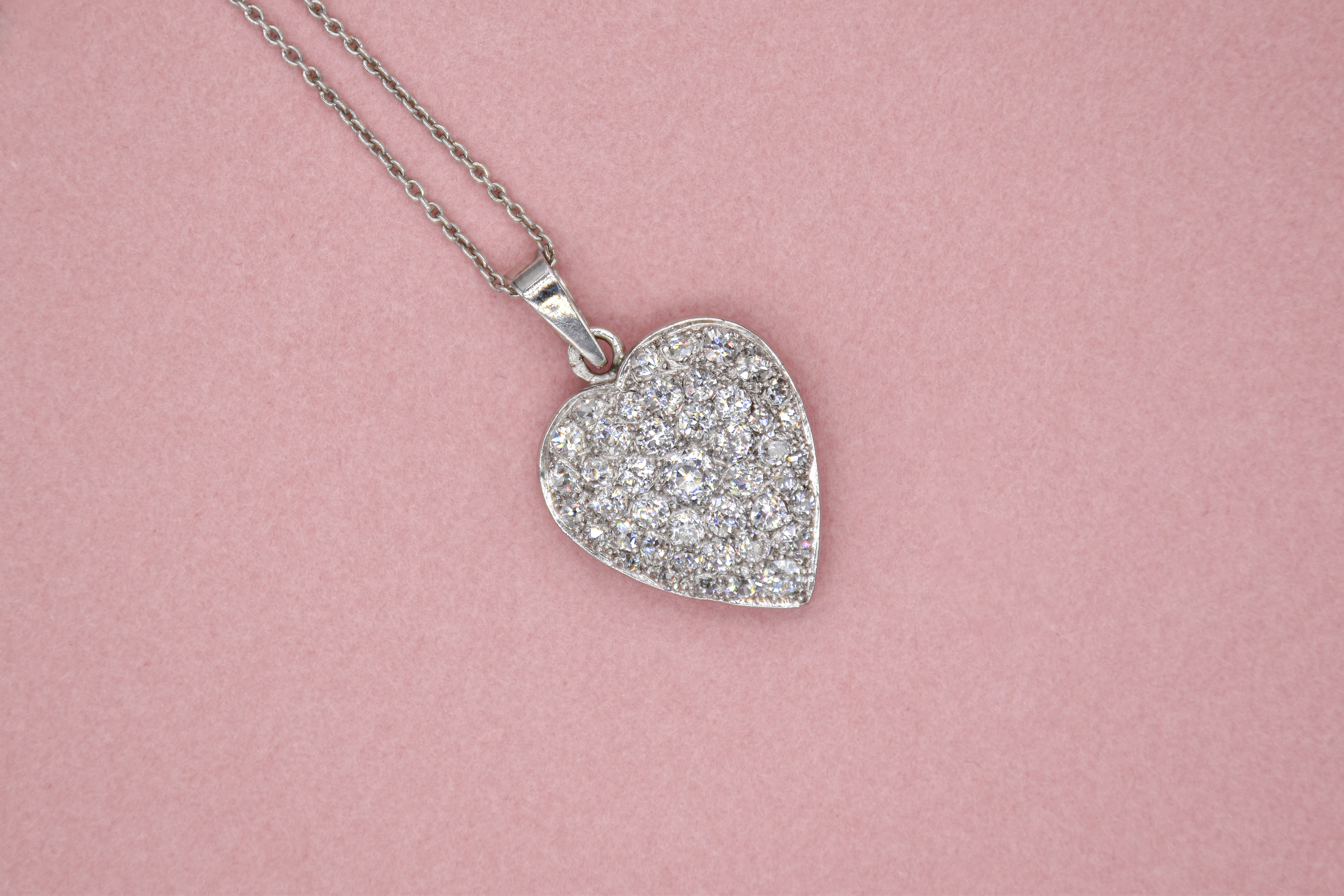 Gros plan pendentif coeur en diamant