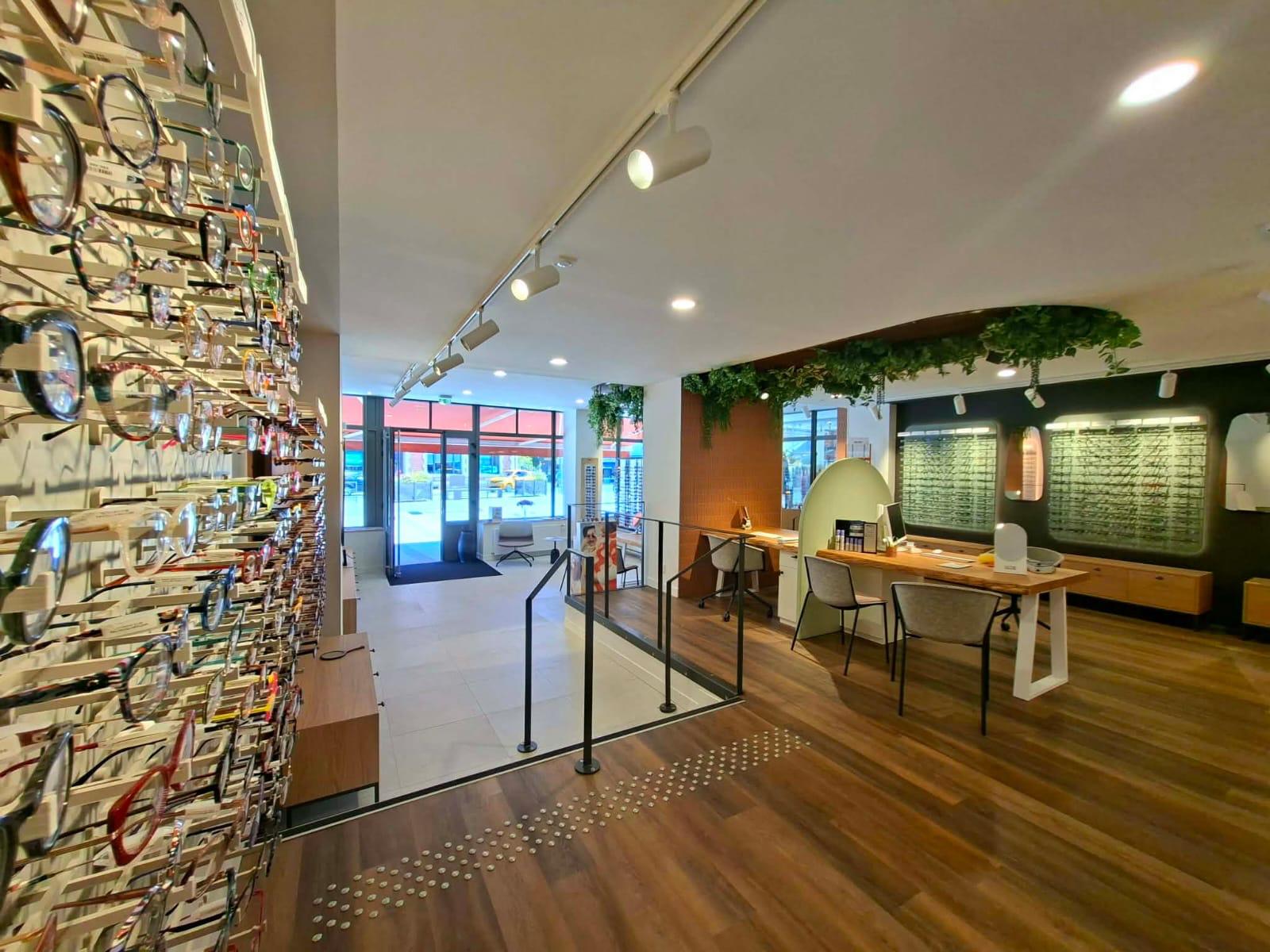 Intérieur de la boutique d'optique La Lunetterie Paimpolaise à Paimpol