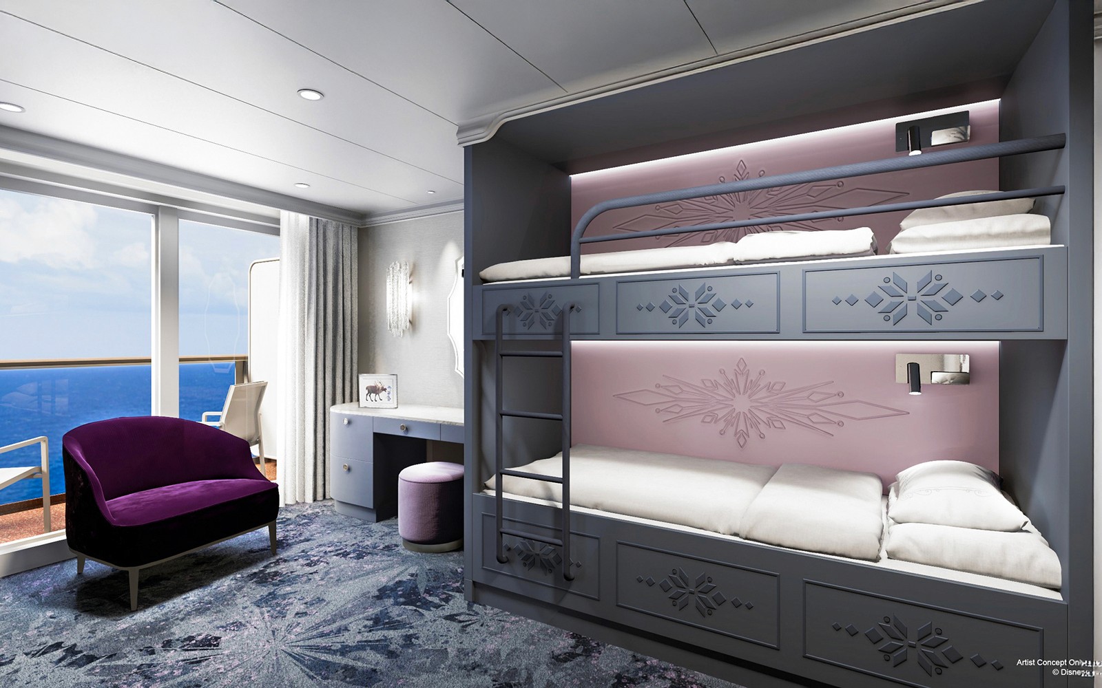 迪士尼冒险游轮上的皇家套房，配备海景露台和优雅的客房内饰。