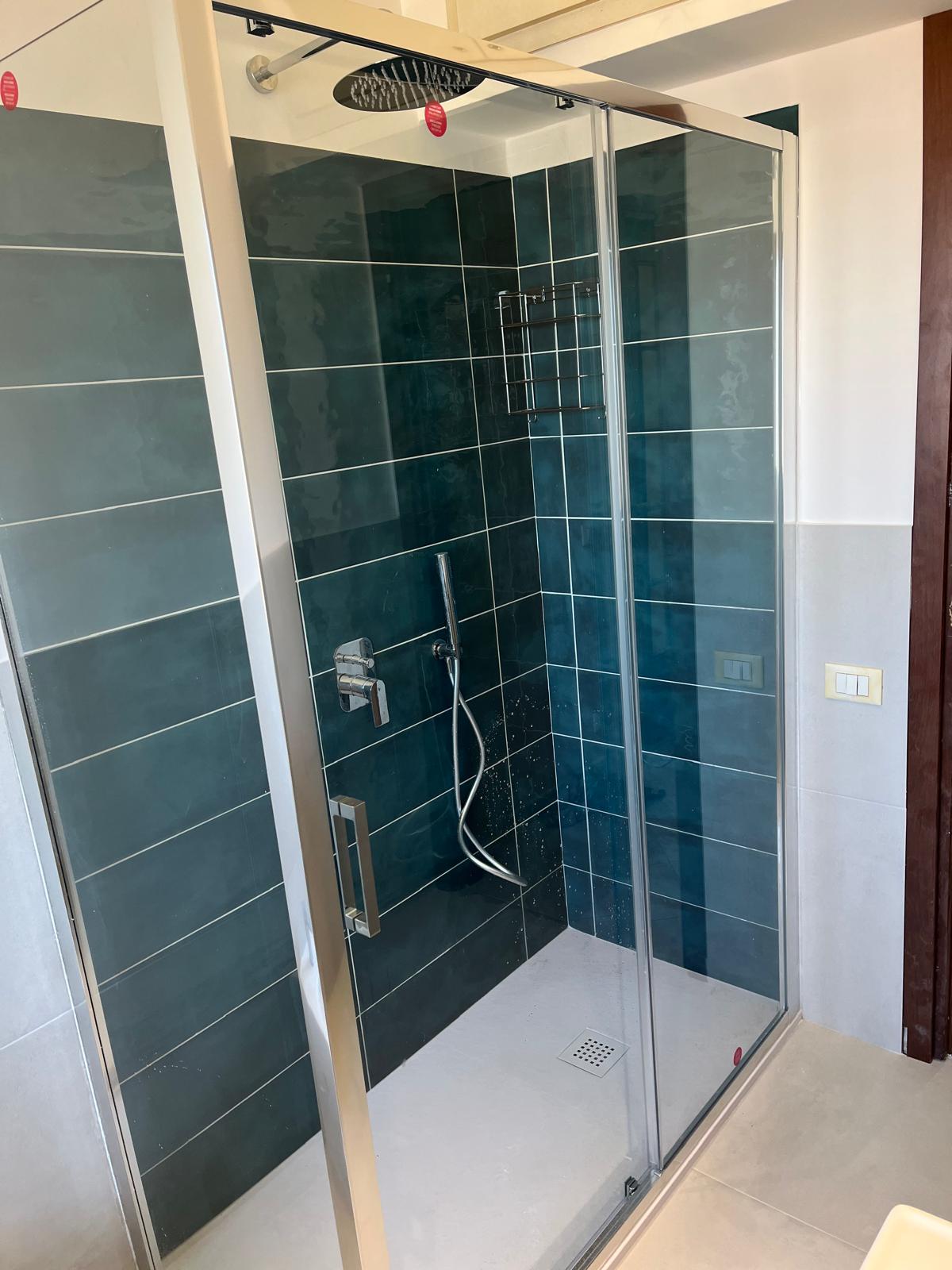 particolare box doccia del bagno rifatto a torre maura roma da kiko ristrutturazioni