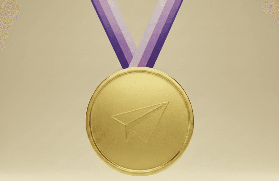 Eine Medaille, die das Symbol einen Papierfliegers zeigt