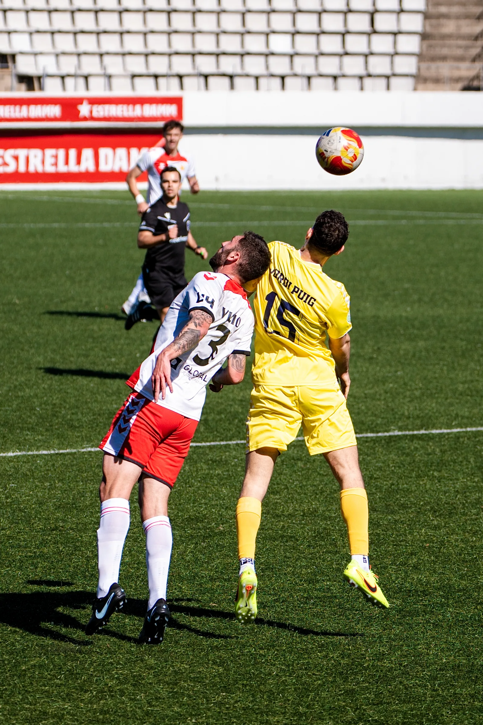 Cabezazo en el área del Lleida FC ante el Hospitalet, foto deportiva de Nolan Pardo