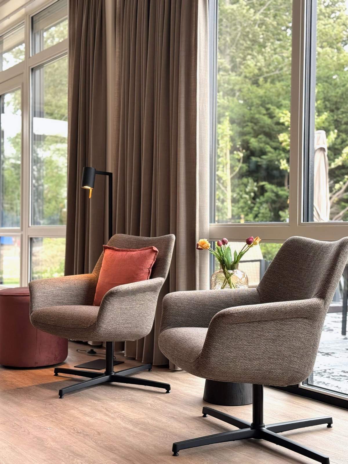 zitje bij raam met draaifauteuils