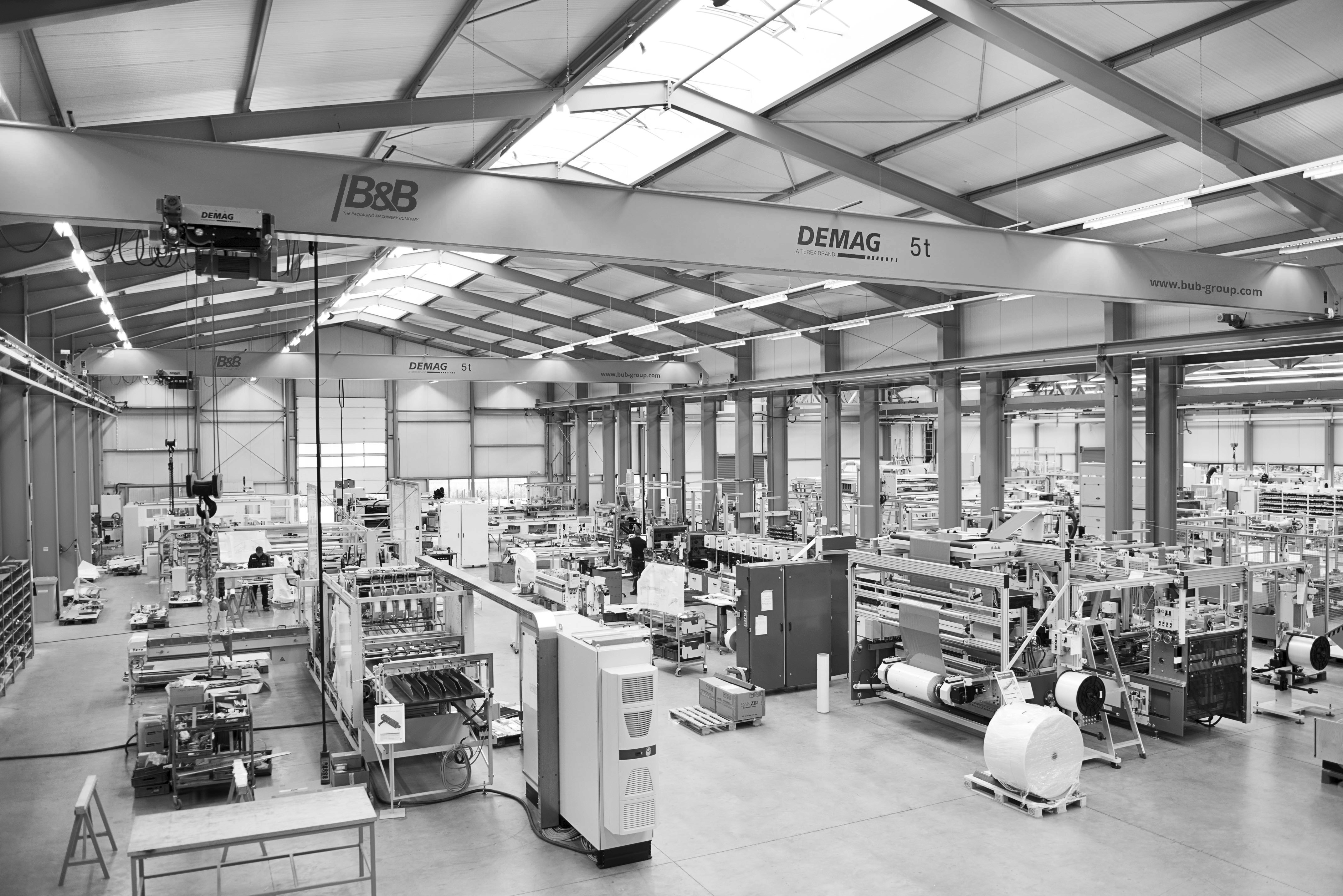 Industrielle Fabrikhalle mit Brücke & B&B Kran. Demag 5t, Produktion