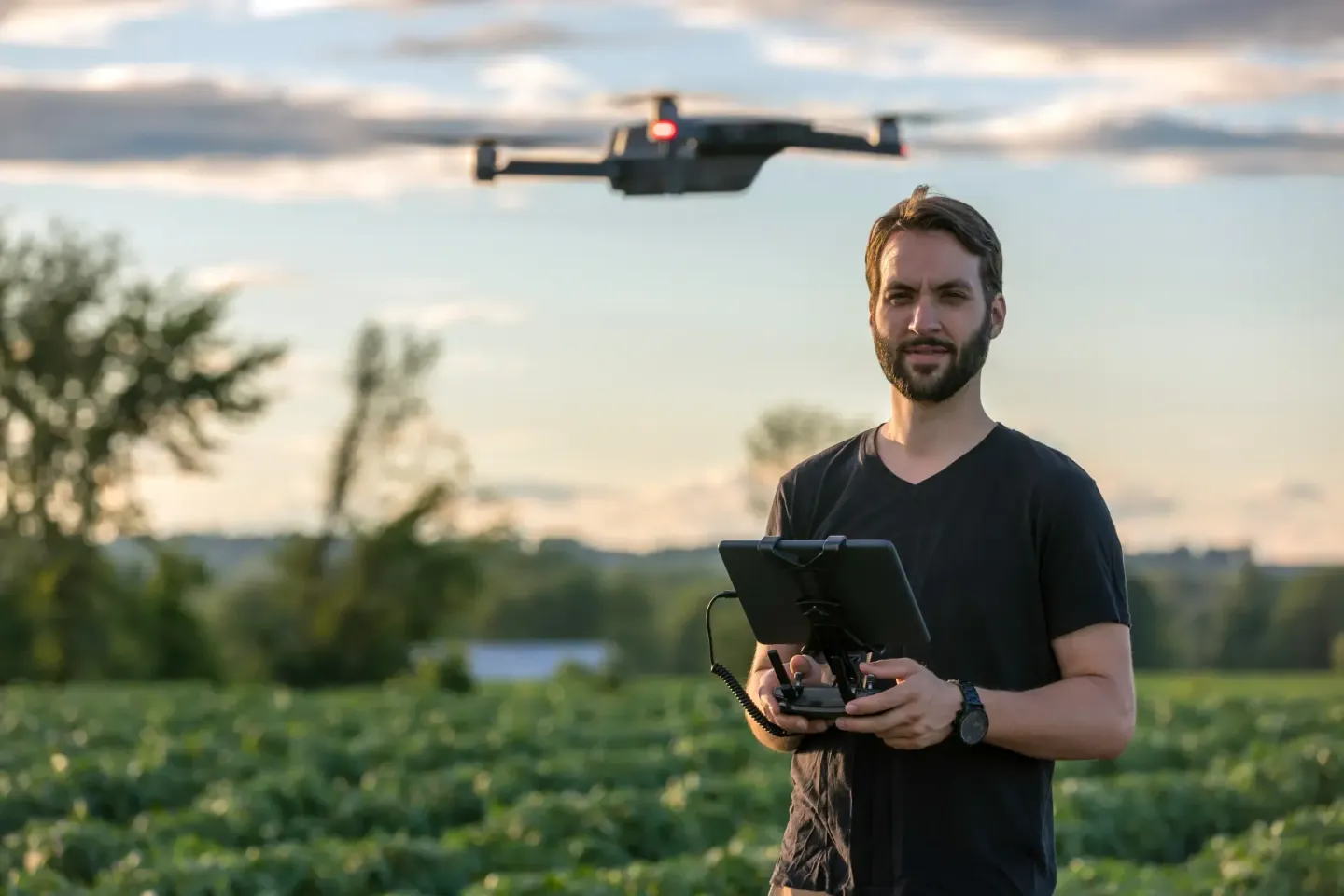 Piloto profesional de drones operando un equipo aéreo en Murcia. Seguro de responsabilidad civil obligatoria para drones de Allianz, diseñado para cumplir la normativa AESA en trabajos de fotogrametría, agricultura de precisión y grabaciones audiovisuales en la Región de Murcia.