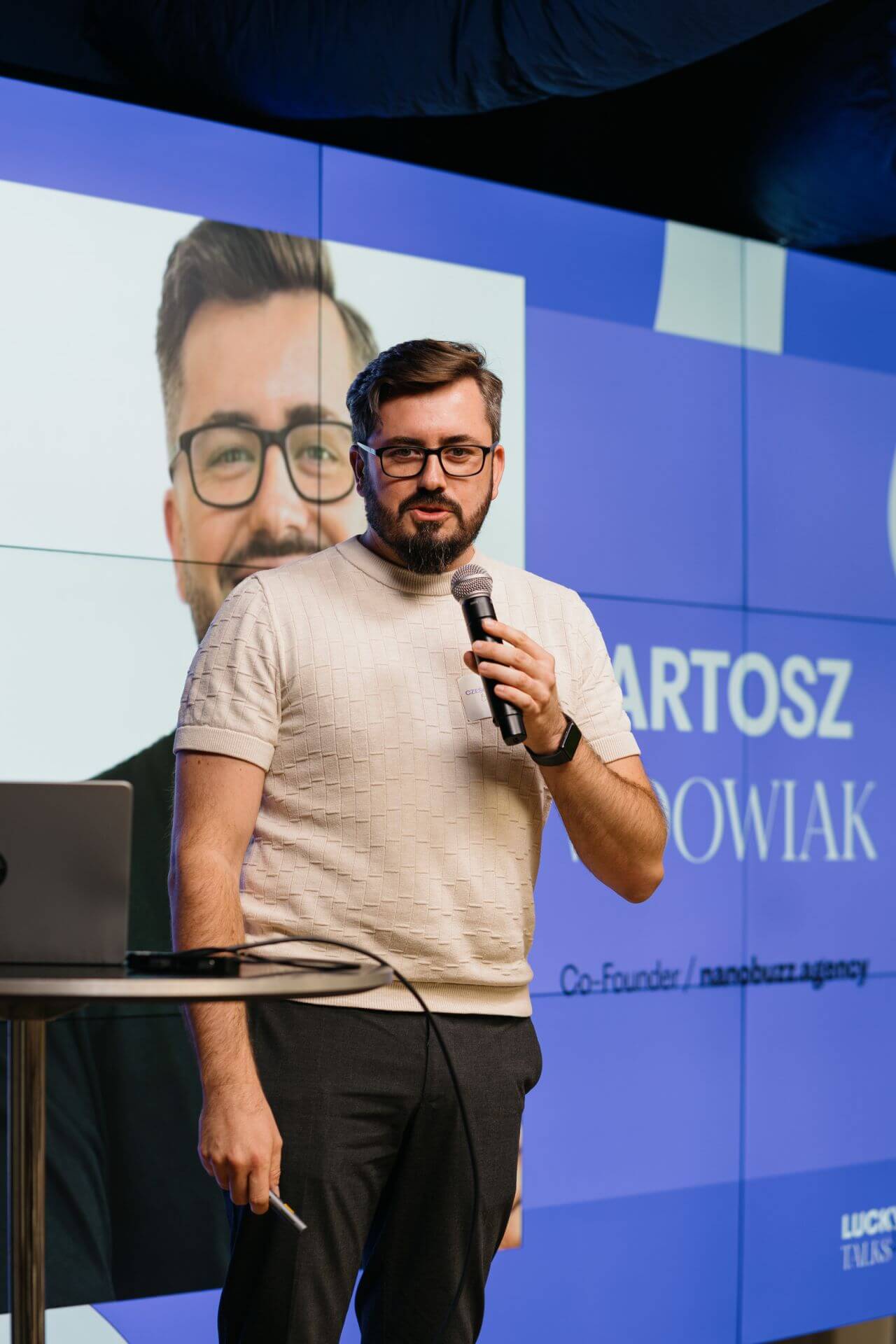 Bartosz Wdowiak prezentuje na wydarzeniu Lucky Talks