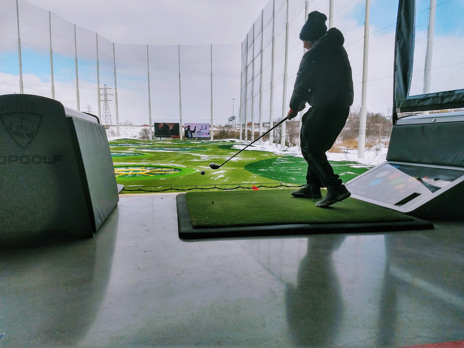 Sesión de práctica de swing en un entorno de golf interior