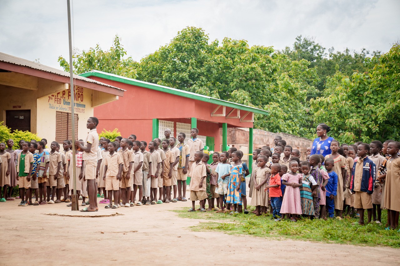 Kinder vor einer Schule in der Projektregion