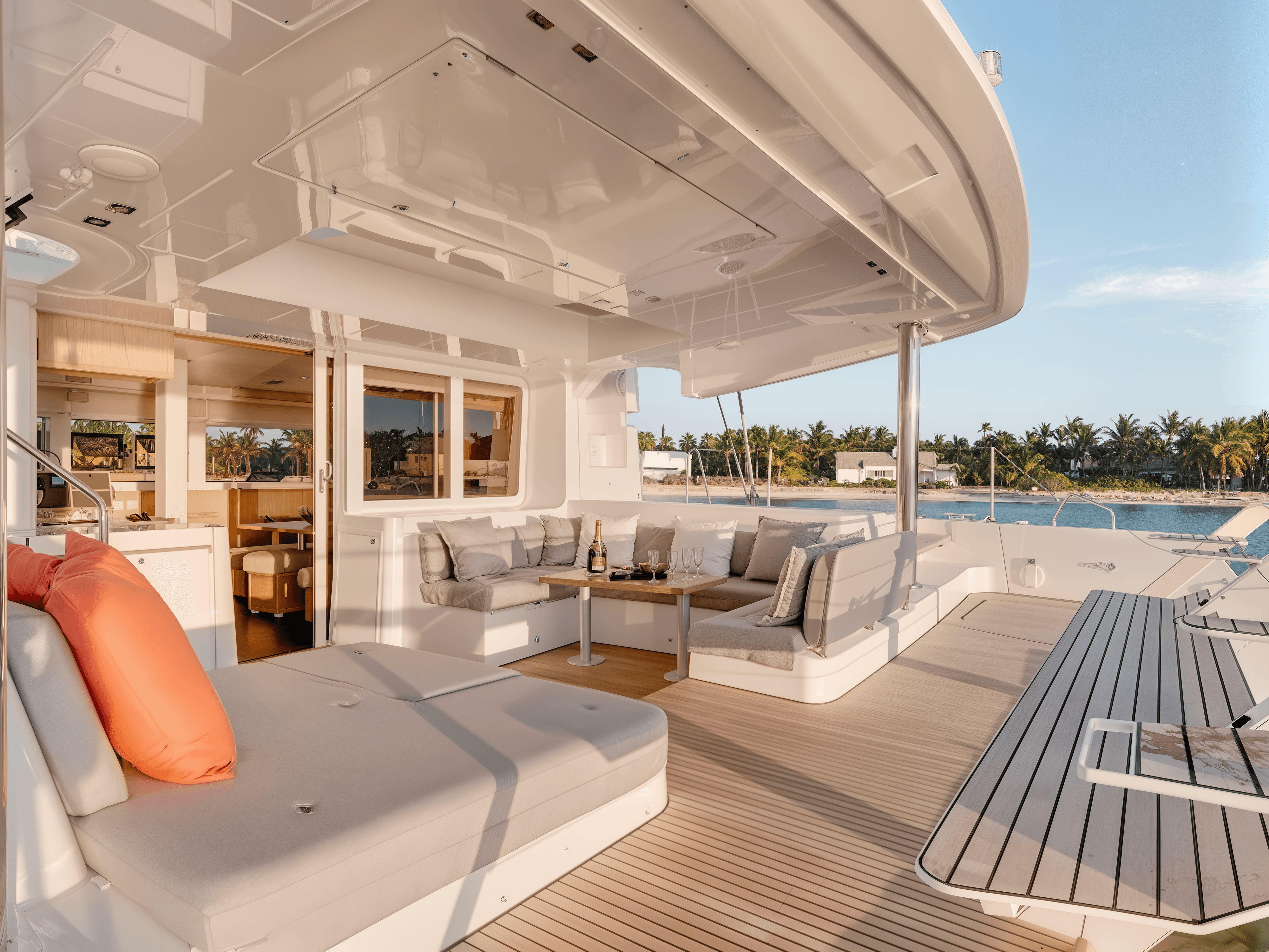 Espace lounge extérieur d’un catamaran, lieu de détente et de partage en pleine mer lors d’une croisière bien-être