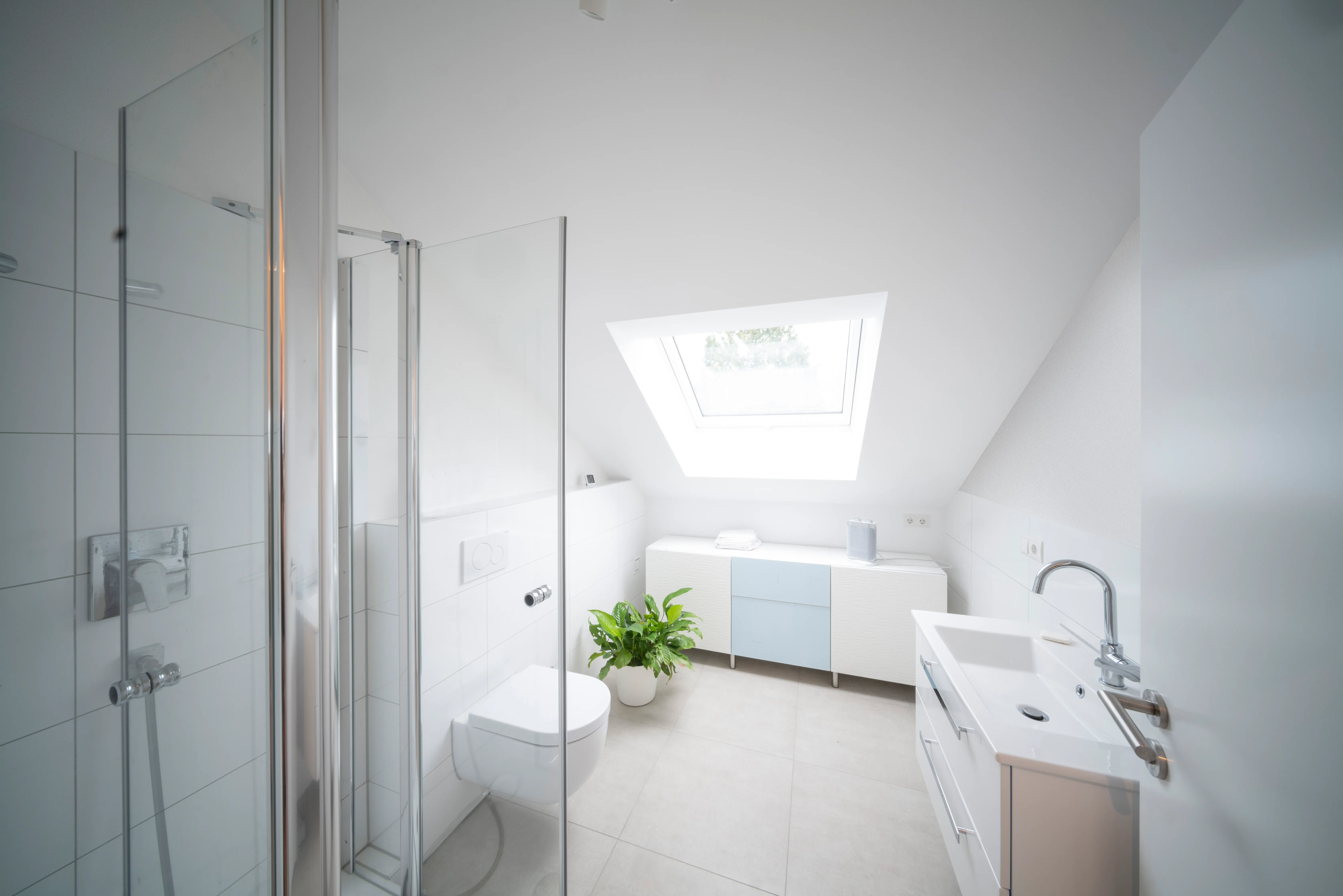 Ein modernes Badezimmer in weiß