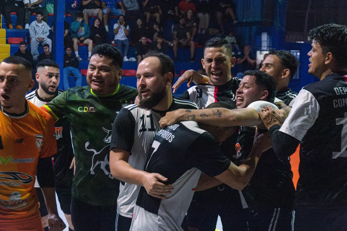 Equipo celebrando la victoria
