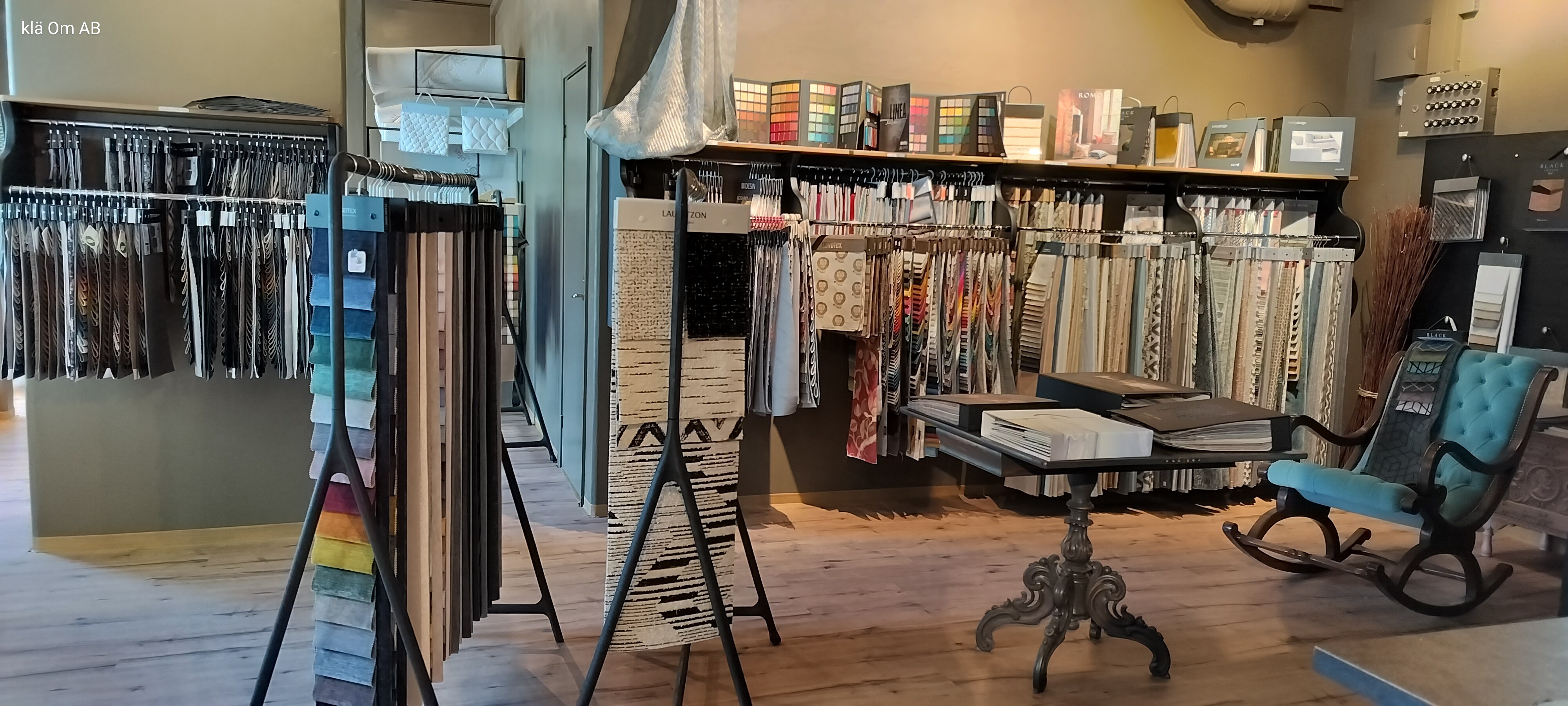 Showrrom med stort sortiment av tyger och material