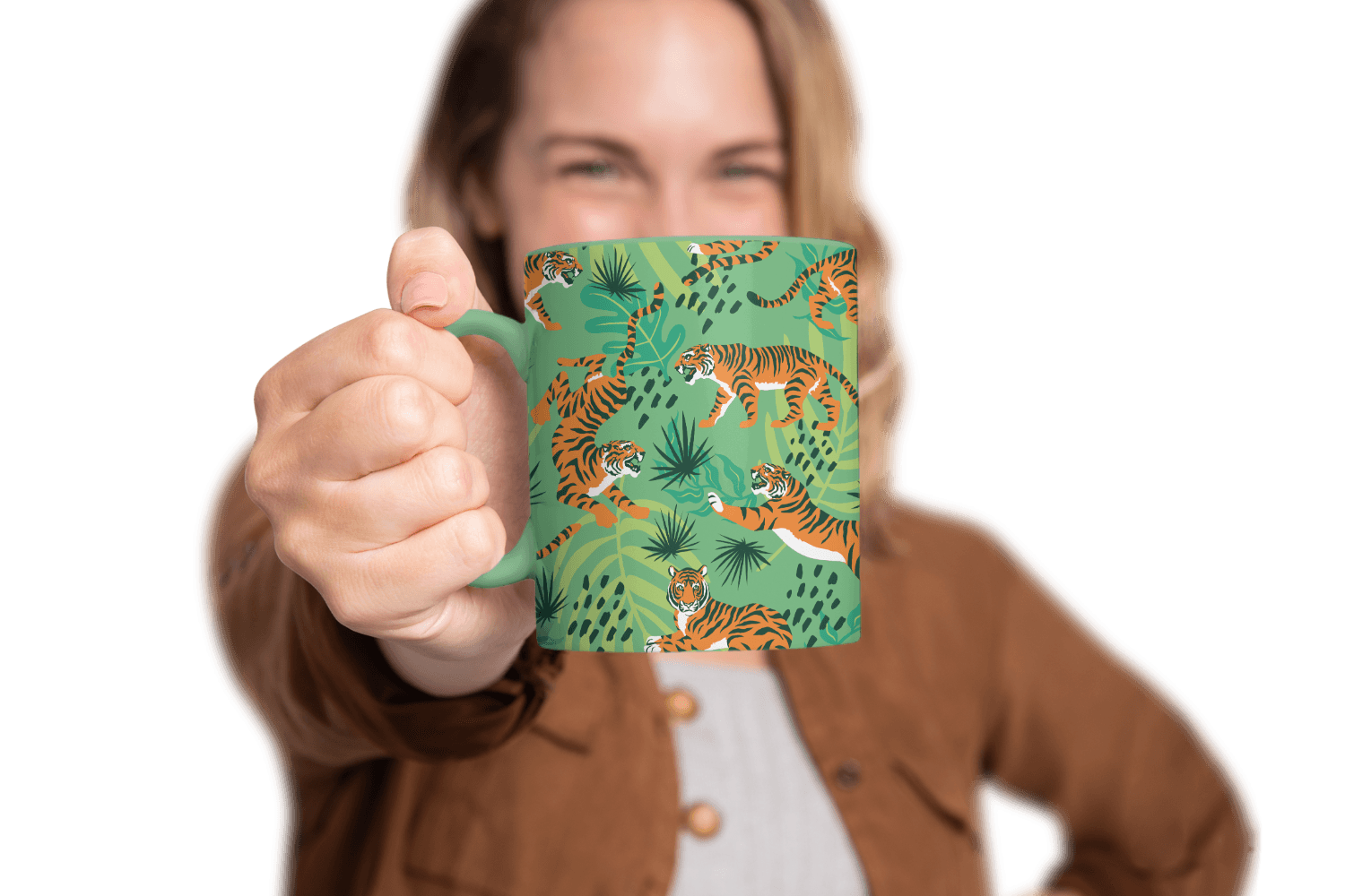 mujer sosteniendo una taza con un diseño de pato