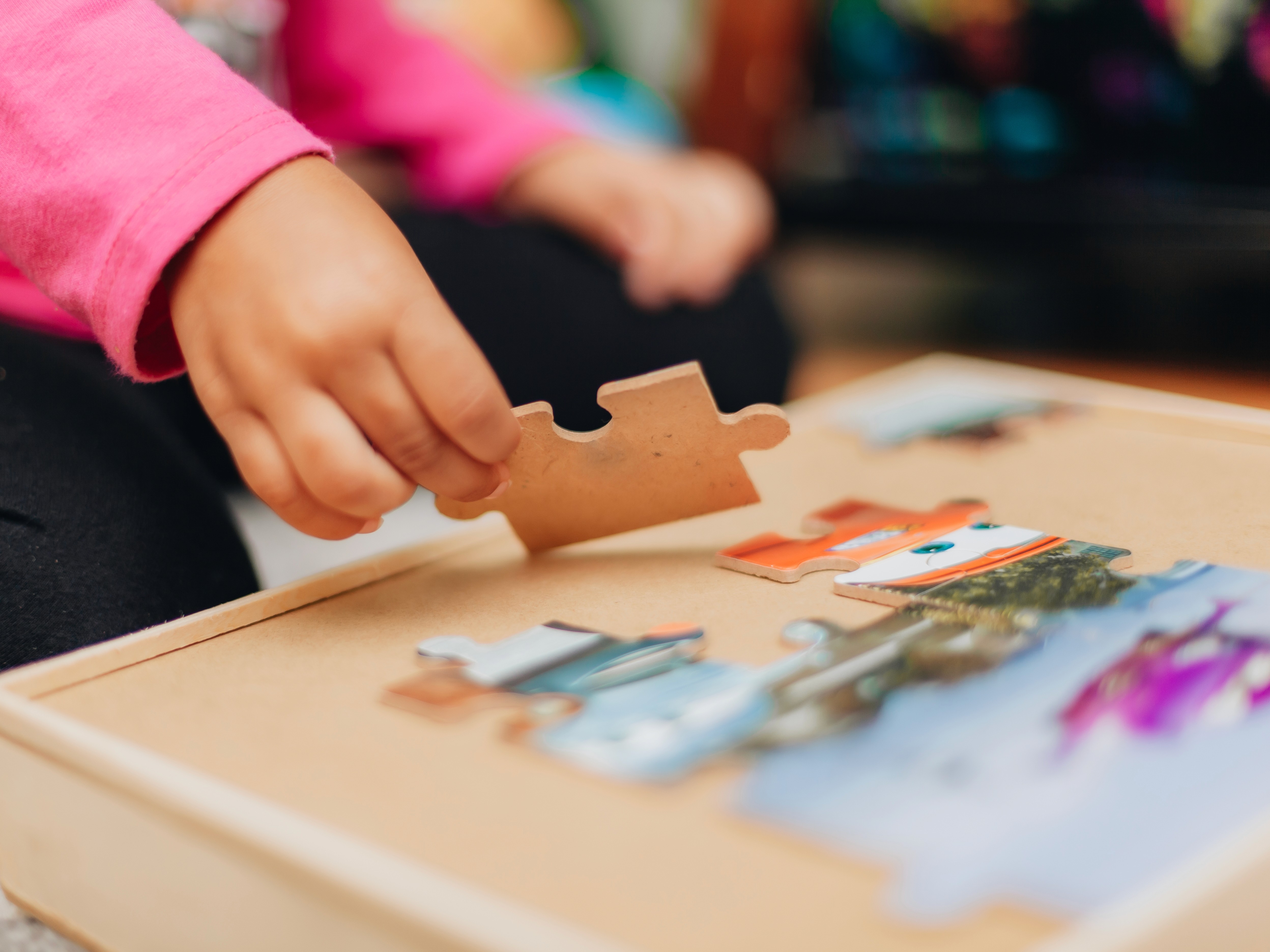 kleines Kind puzzelt