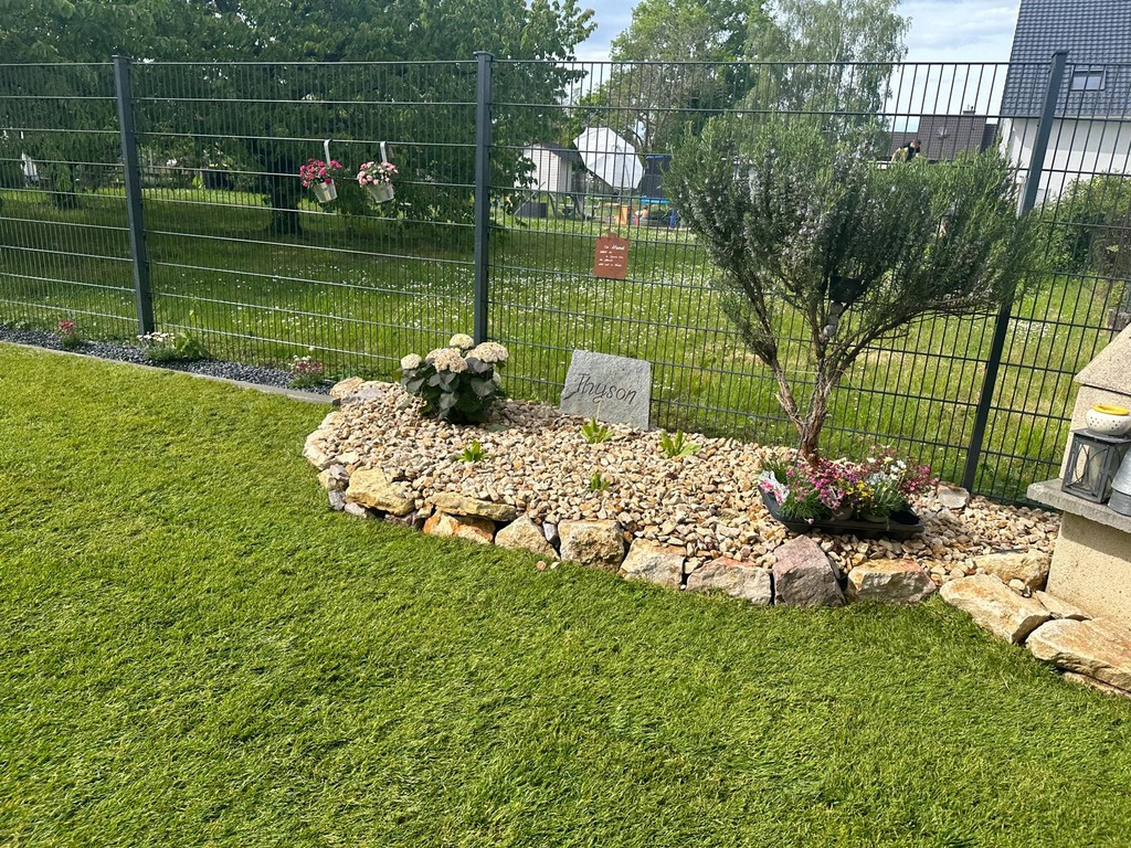 Pflegeleichtes Kiesbeet mit Naturstein-Einfassung und Rollrasen – professionelle Gartengestaltung in Bad Krozingen durch STERN Galabau und Hausmeisterdienste.