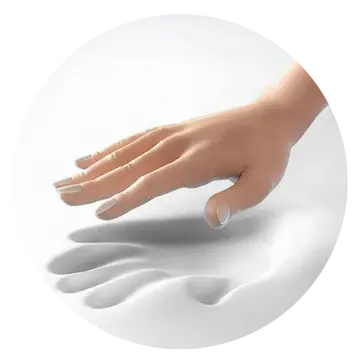 Aplikacja kosmetycznego kremu na skórę dłoni