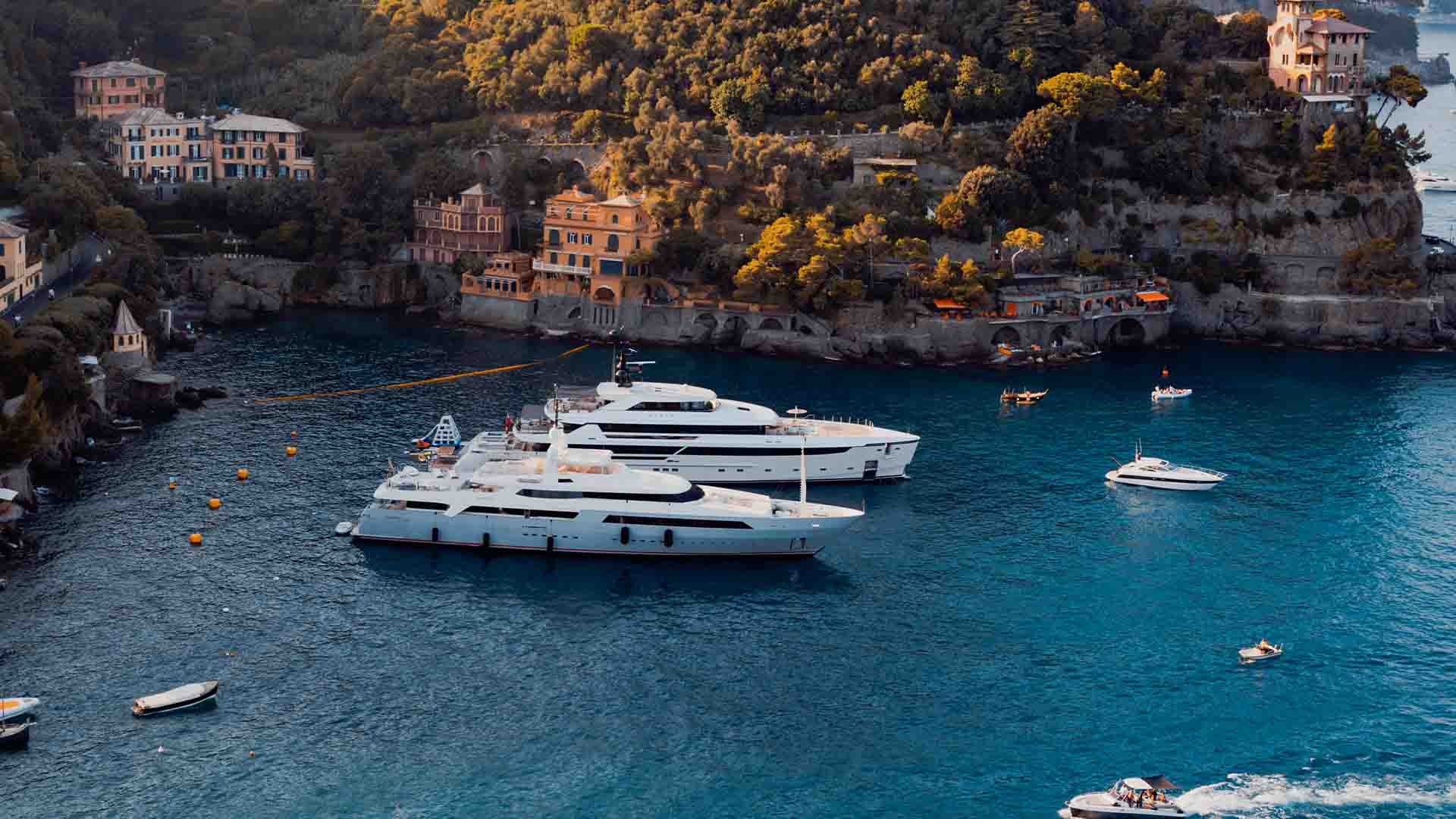 Members’ business lunch onboard a 50m superyacht (Armada)