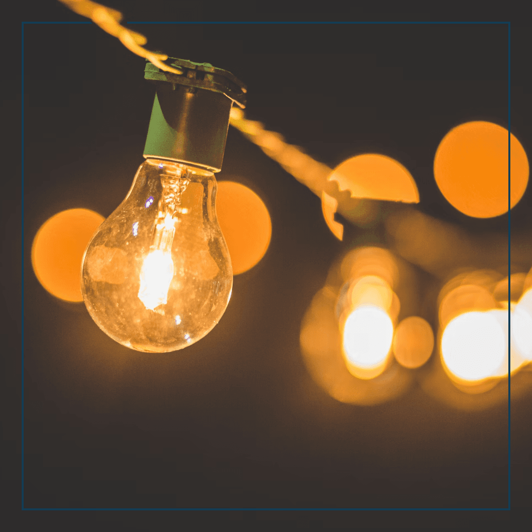 Brennende Glühbirnen auf einem Seil aufgereiht