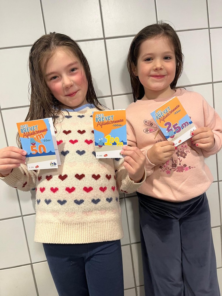 kinderen met zwemdiploma in de hand in Zwembad Wezenberg Antwerpen