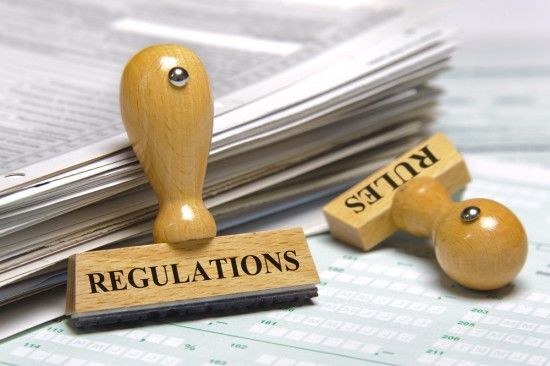 Puidust templid kirjadega Regulations ja Rules dokumendivirna peal