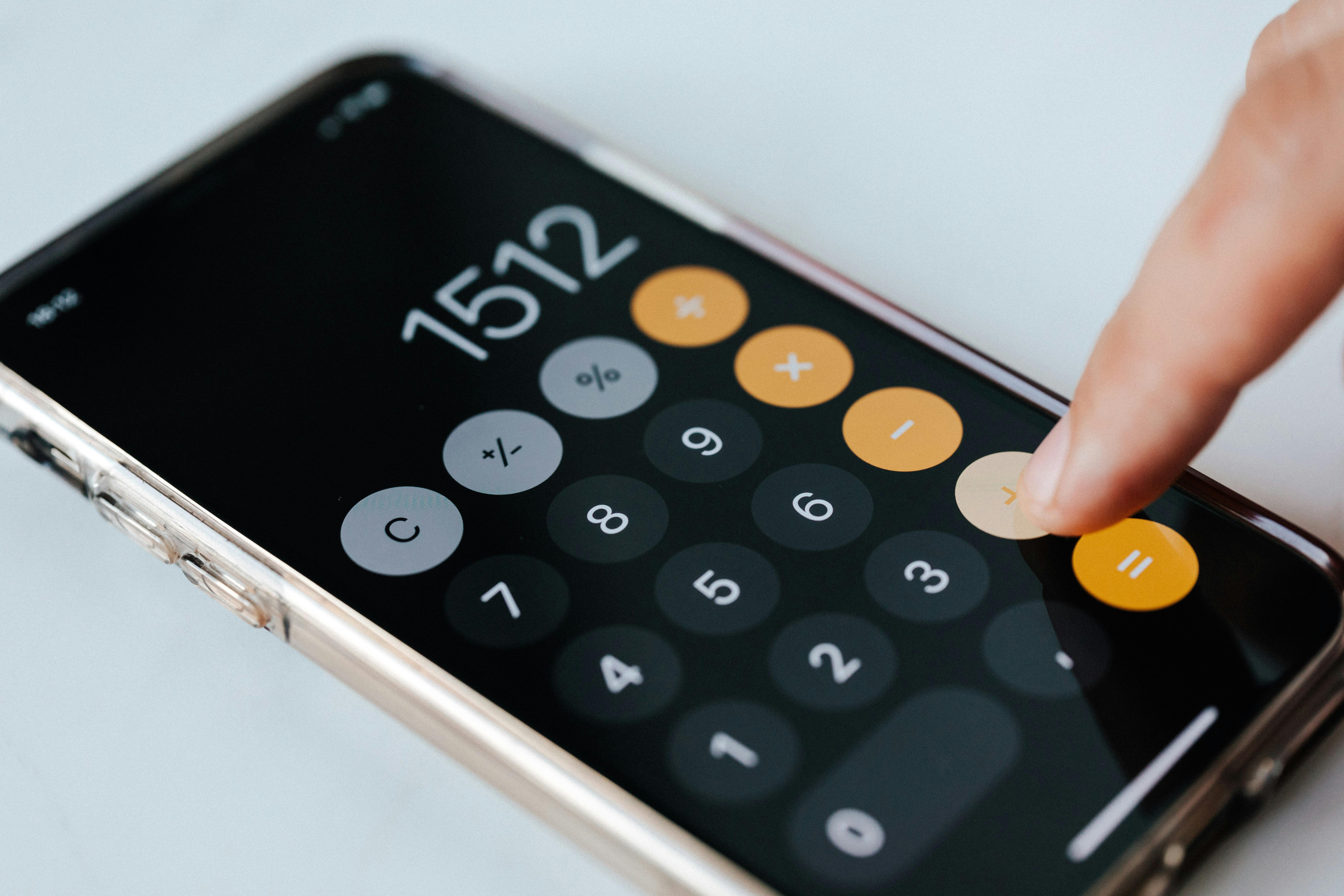 Je ziet hier een smartphone waarop een elektromonteur uitrekend wat hij overhoud aan zijn opdracht.