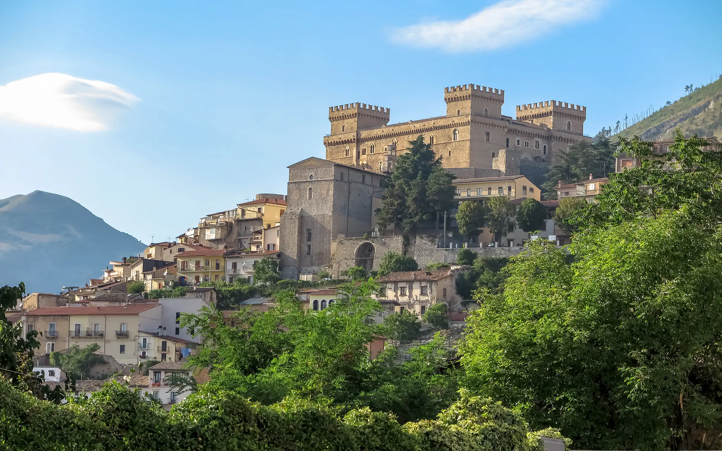 Celano Village med Piccolomini Castle i forgrunnen – Abruzzo | Expa Travel