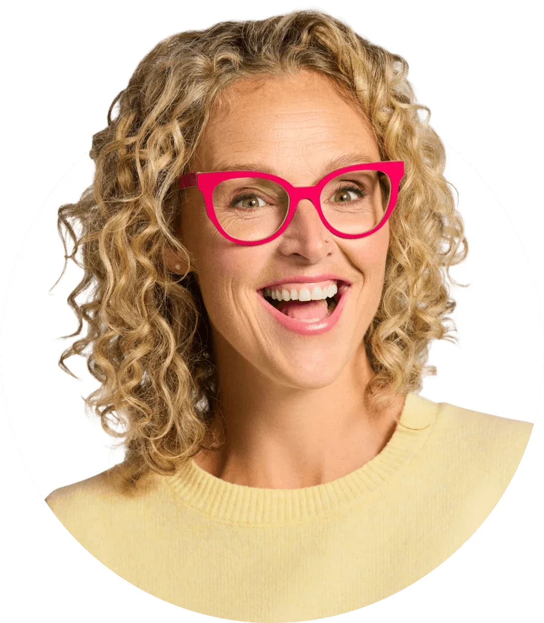 Portrait souriant de Mériane Labrie avec ses lunettes roses