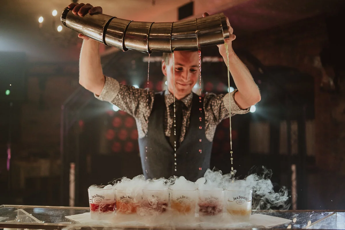 Mobilny drink bar na wesele, który urozmaica atrakcje weselne.