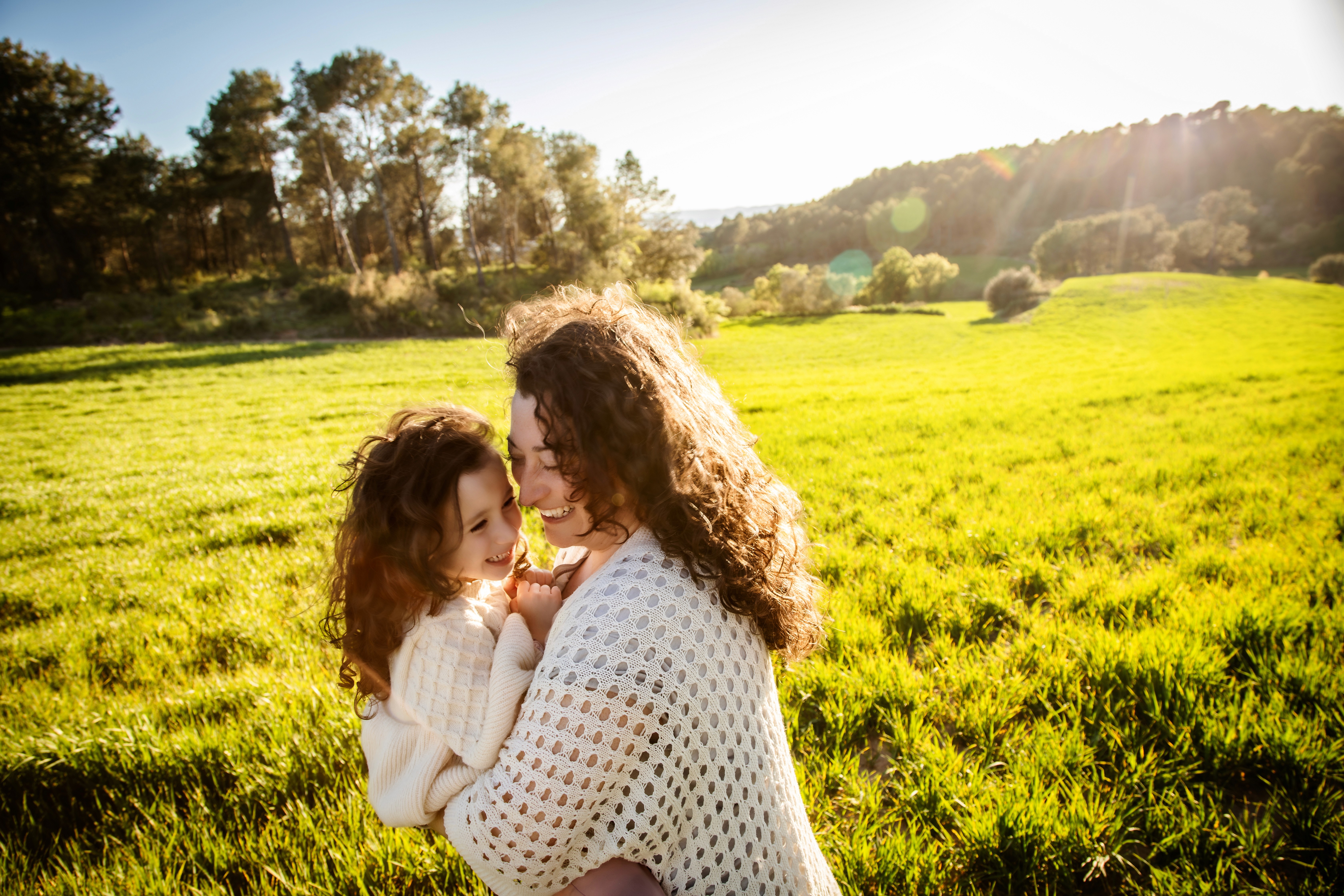 Diana y su hija abrazadas