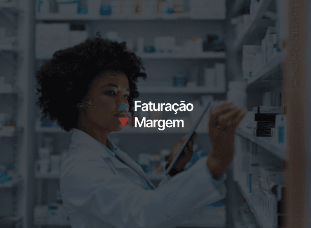 Farmacêutica a consultar tablet numa farmácia - artigo sobre faturação e margem no e-commerce de farmácia.