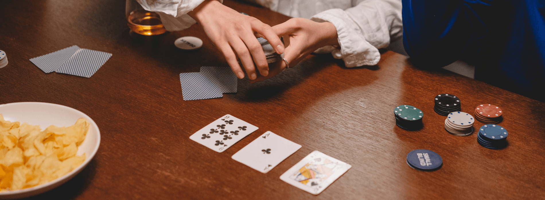 Cartes sur table avec des mises de poker