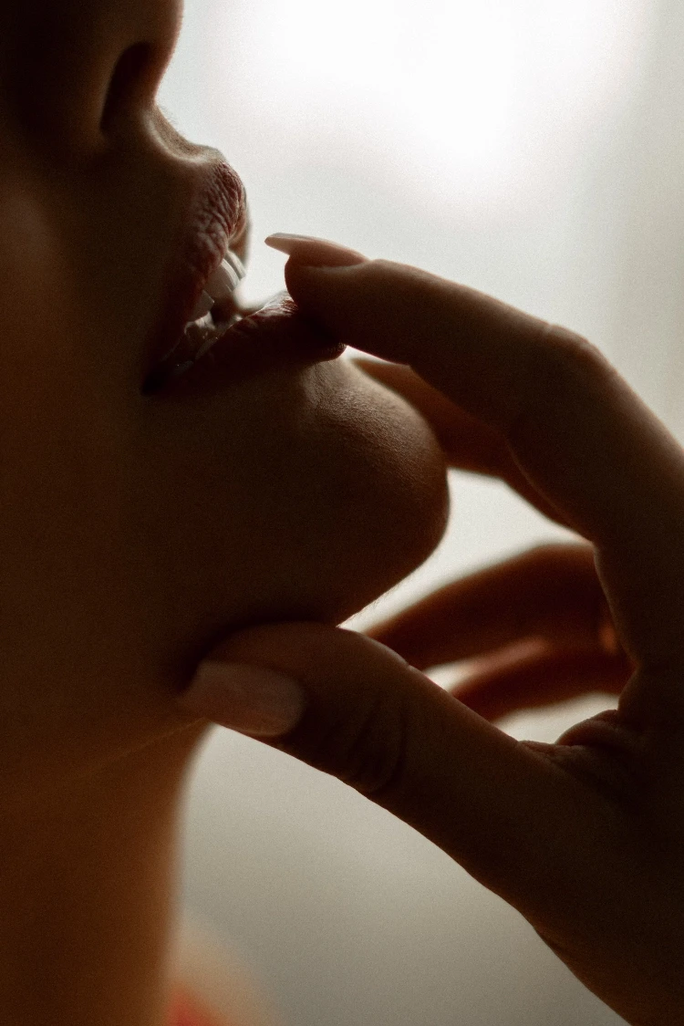 Sensual boudoir photography by Ramona, highlighting self-love in Solothurn.