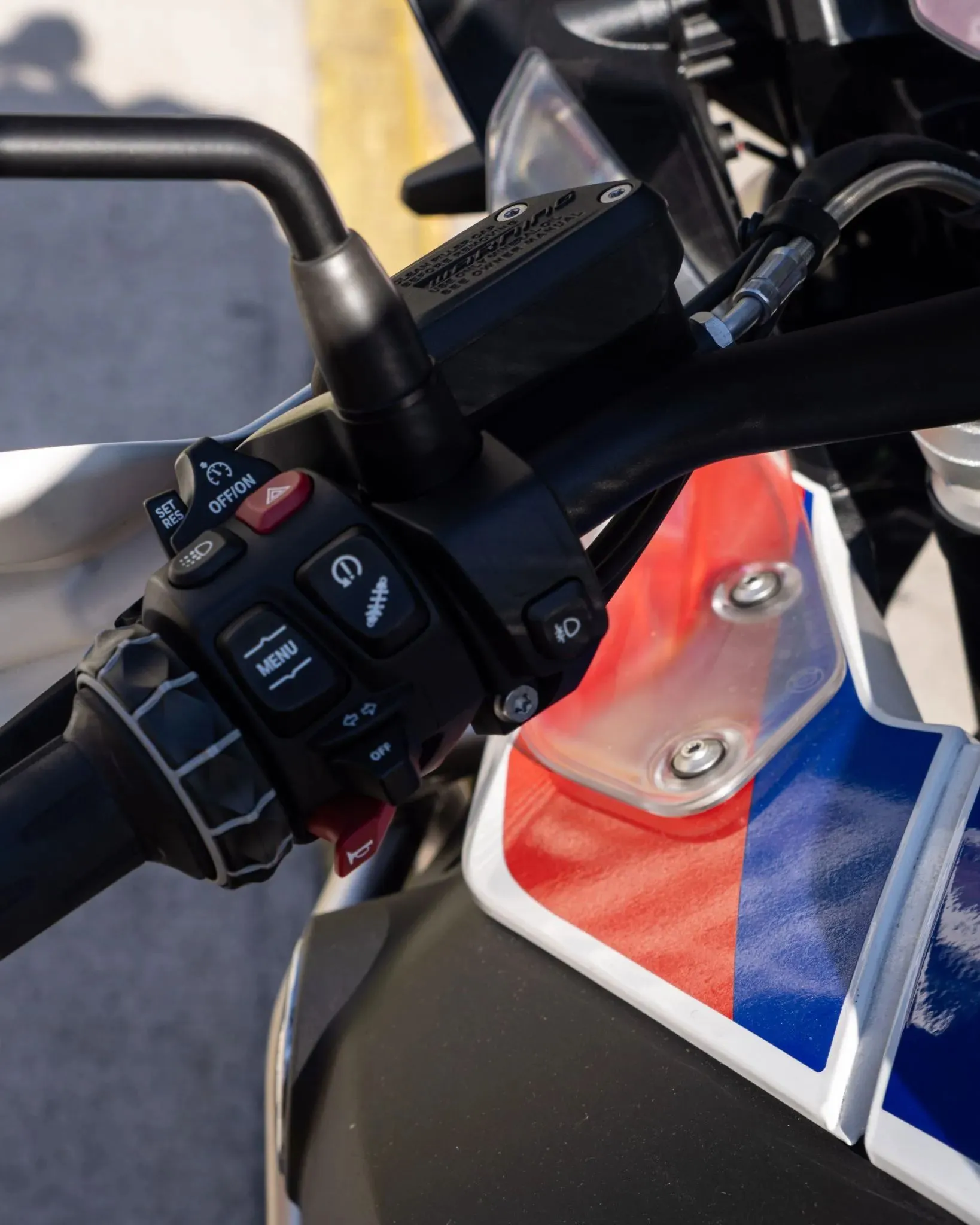 Controles del manillar izquierdo de la BMW R 1250 GS Adventure con botones de menú, luces y crucero