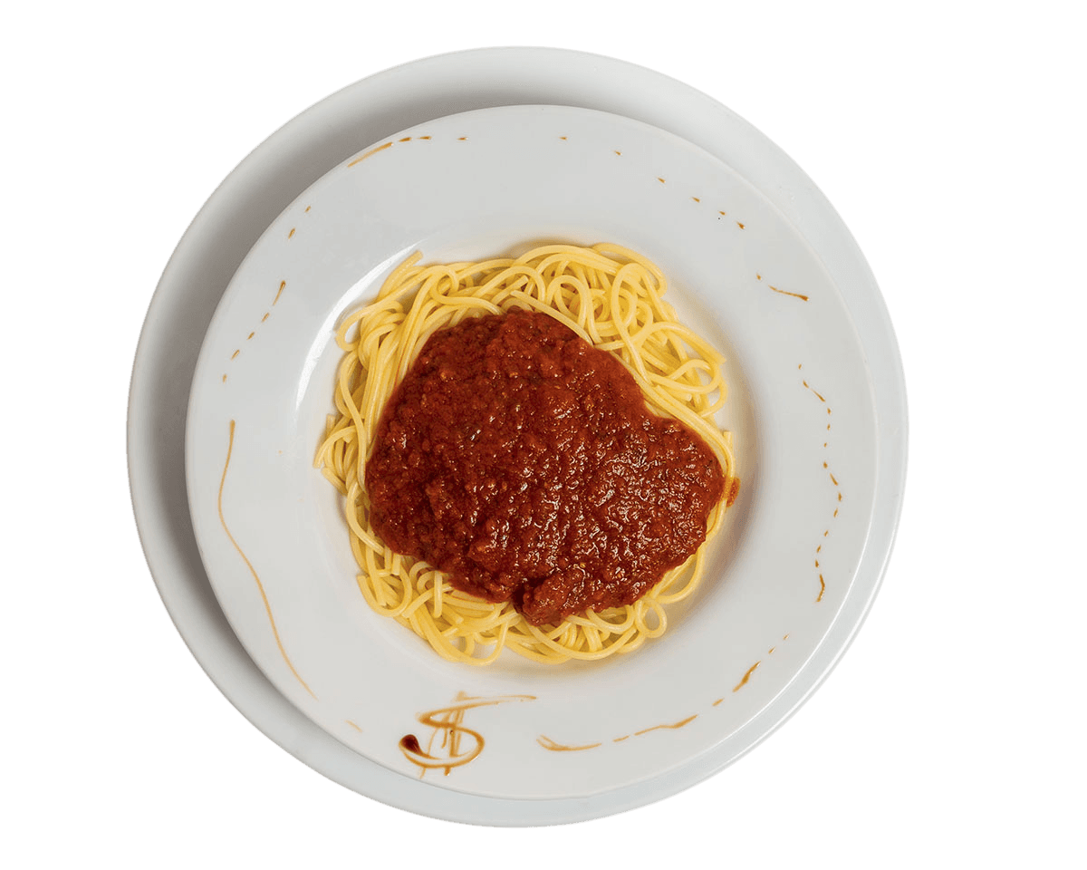 Spaghetti à la bolognaise servi au Restaurant Miragem à Pétange, Luxembourg, avec une sauce tomate maison riche en saveurs et des pâtes al dente.