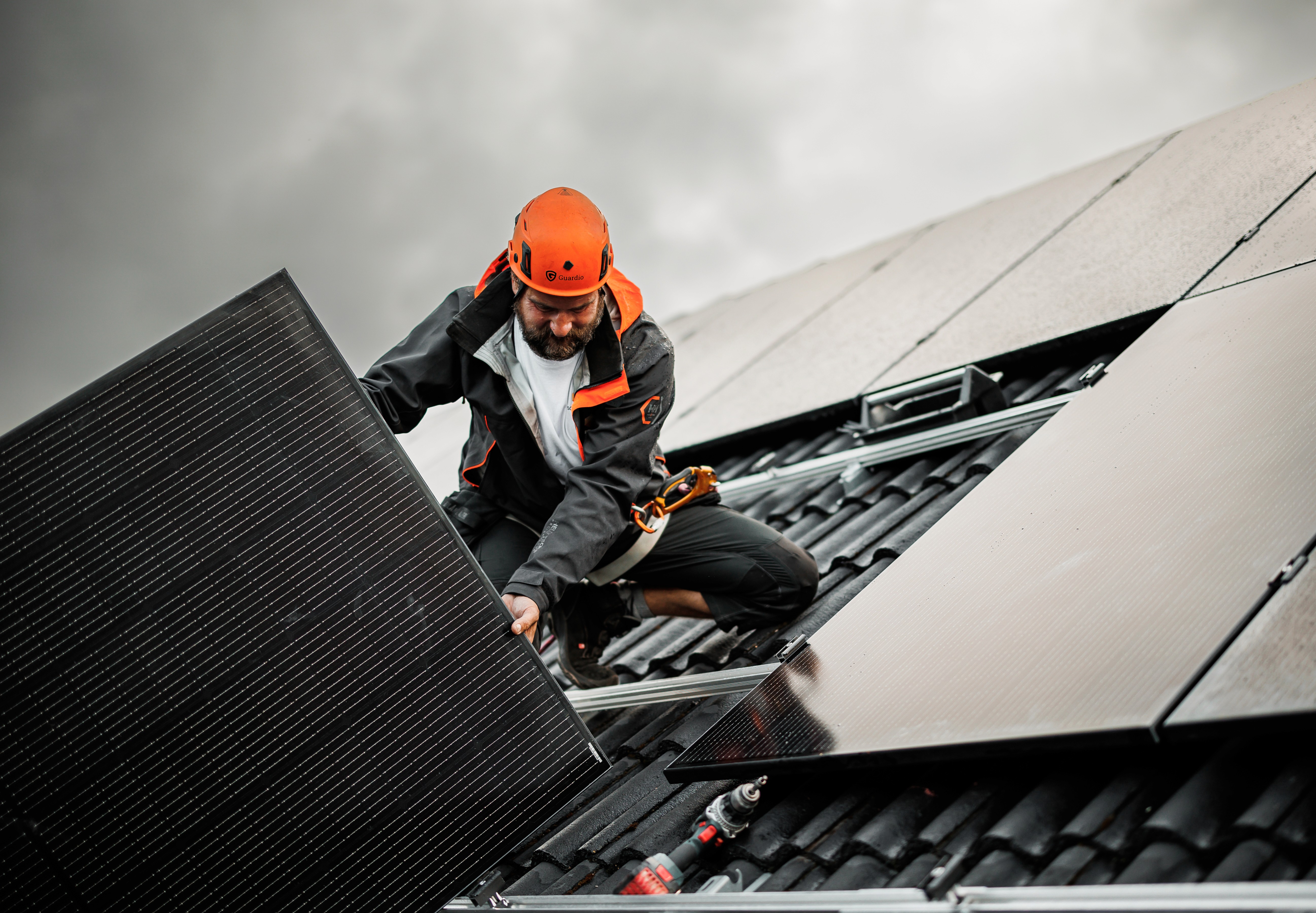 Solpaneler installerade på villatak