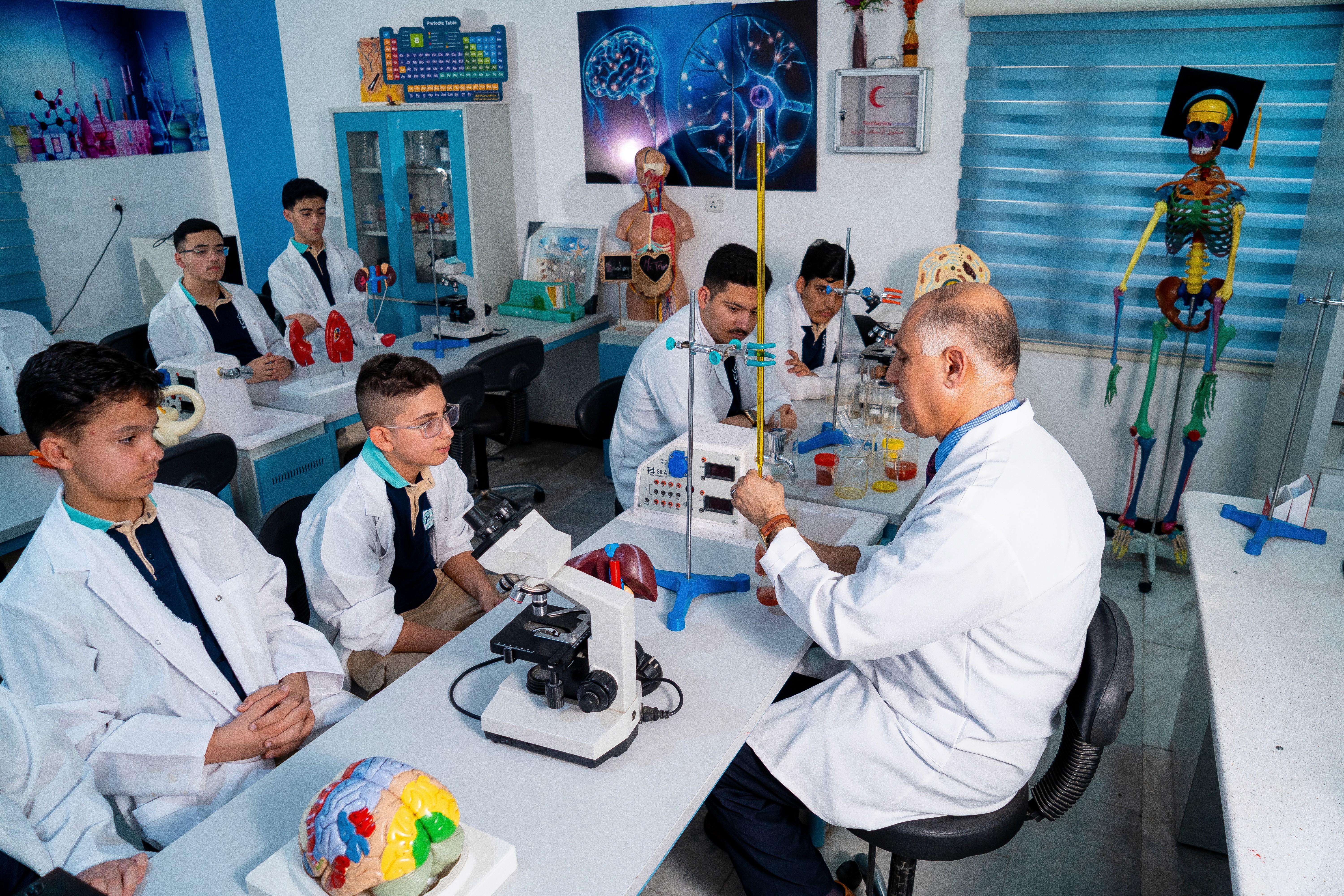 طالب يستخدم مجهر متطور لفصح العينات