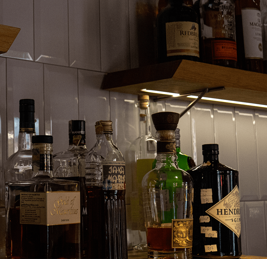 Čerstvé hovězí maso vystavené v chladícím pultu řeznictví, kvalitní hovězí pro gastronomii.