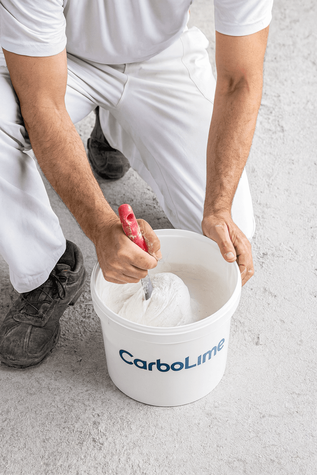 Рабочий готовит строительную смесь CarboLime в ведре – Казахстан
