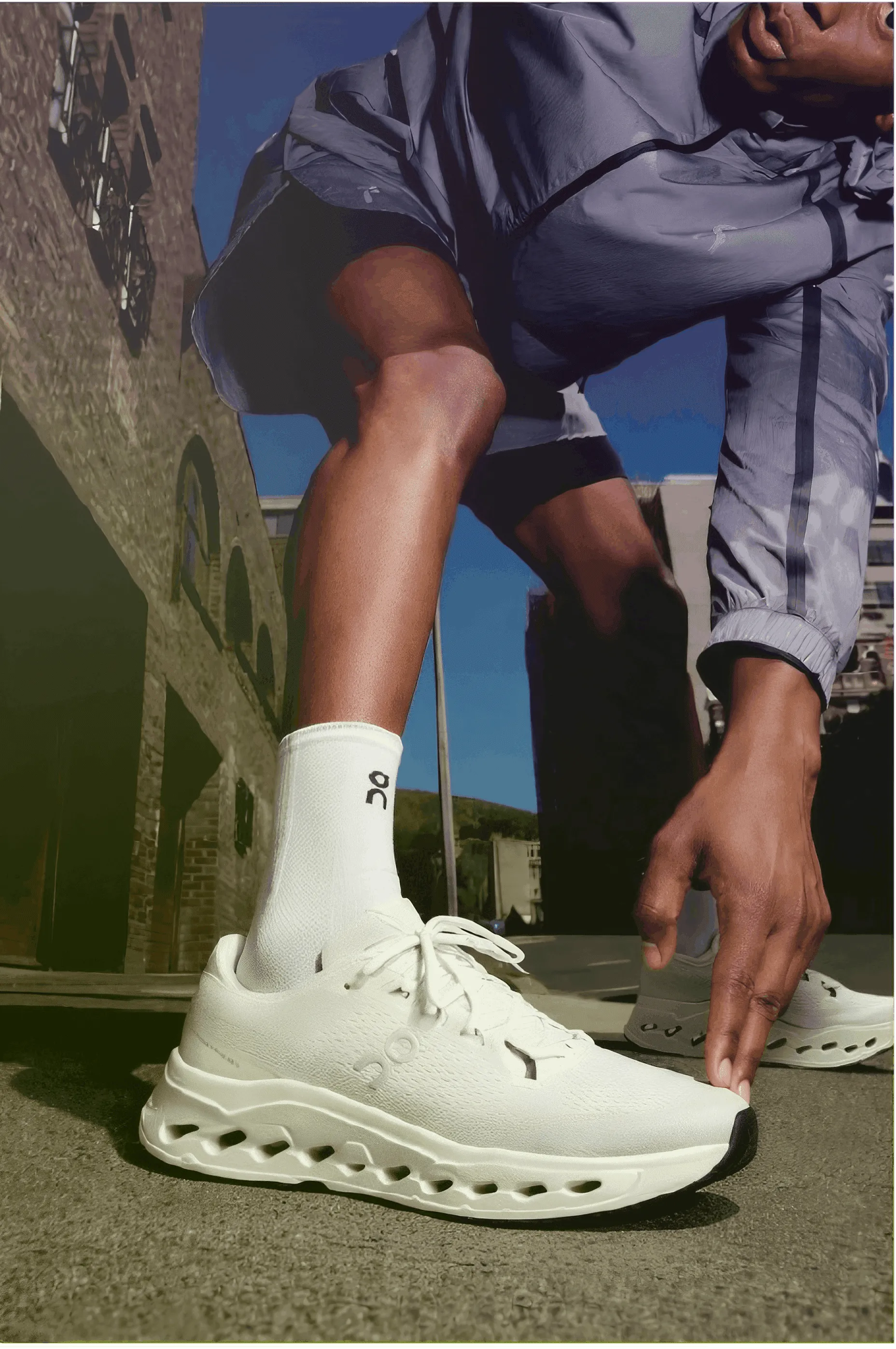 Photographie produit créative et brand content pour la chaussure de running On Cloudsurfer Max.