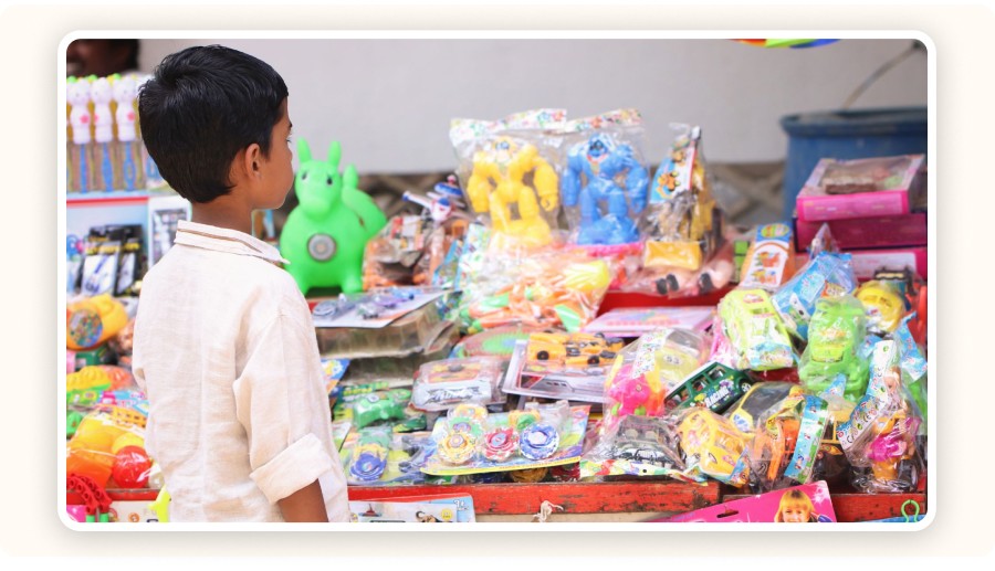 Enfant observant un étalage coloré de jouets